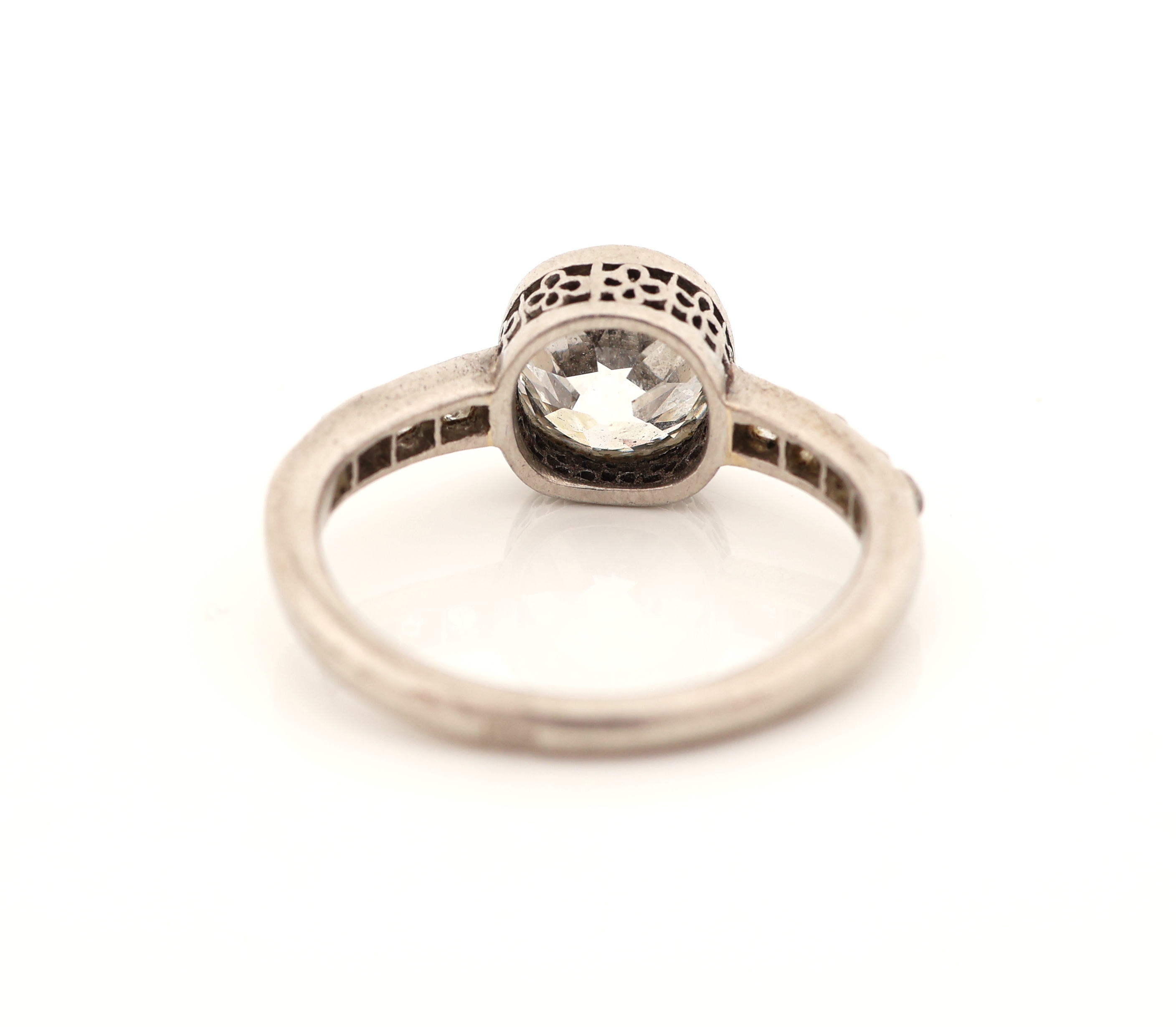 Detail c: Platin Diamant-Ring, um 1860/70, Platin gepr., 1 Altschliff-Diamant ca. 1.20 ct l.get.Weiß/si, 8 Diamantrosen in den Ringschultern zus. ca. 0.12 ct ...