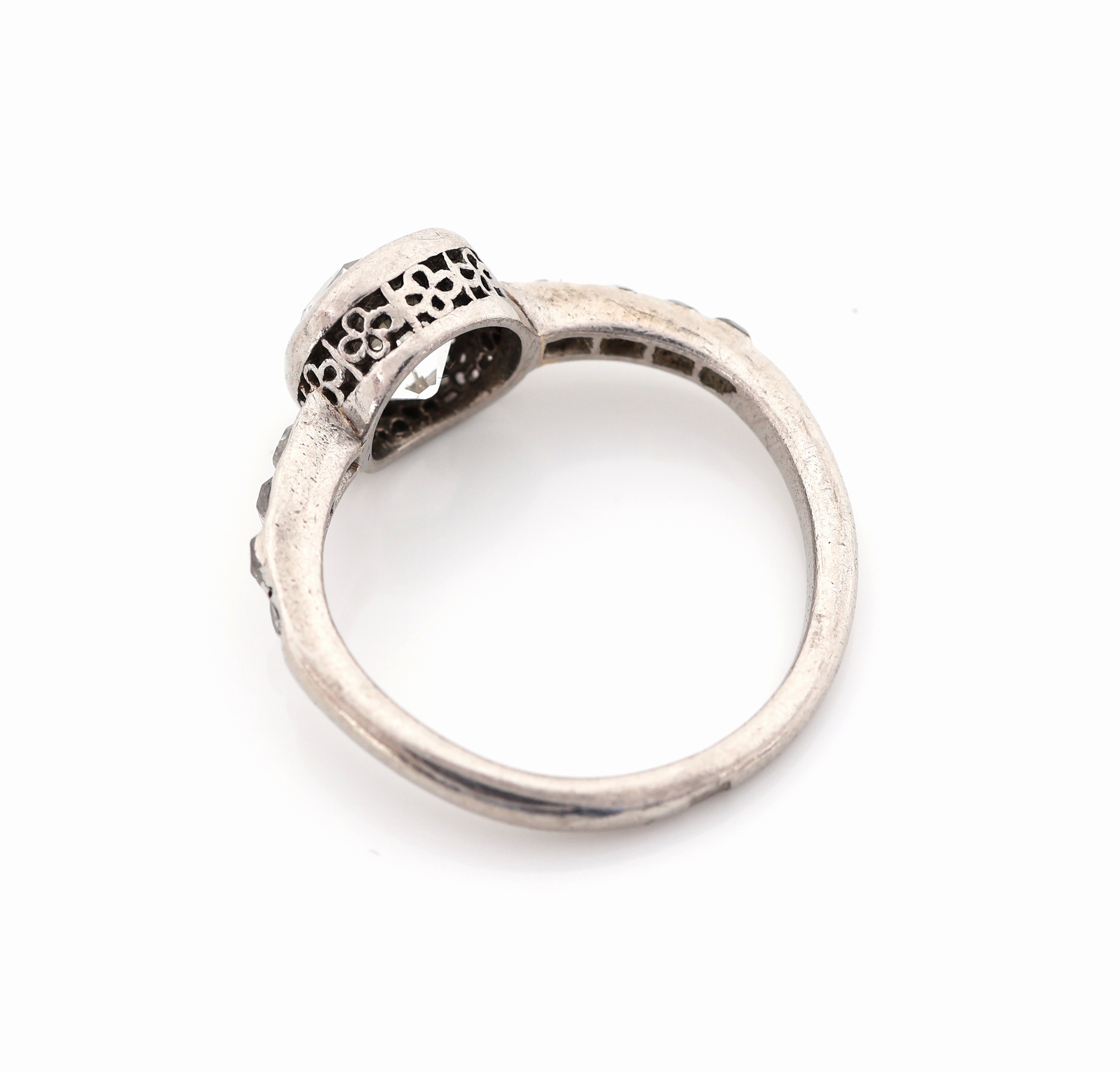 Detail d: Platin Diamant-Ring, um 1860/70, Platin gepr., 1 Altschliff-Diamant ca. 1.20 ct l.get.Weiß/si, 8 Diamantrosen in den Ringschultern zus. ca. 0.12 ct ...