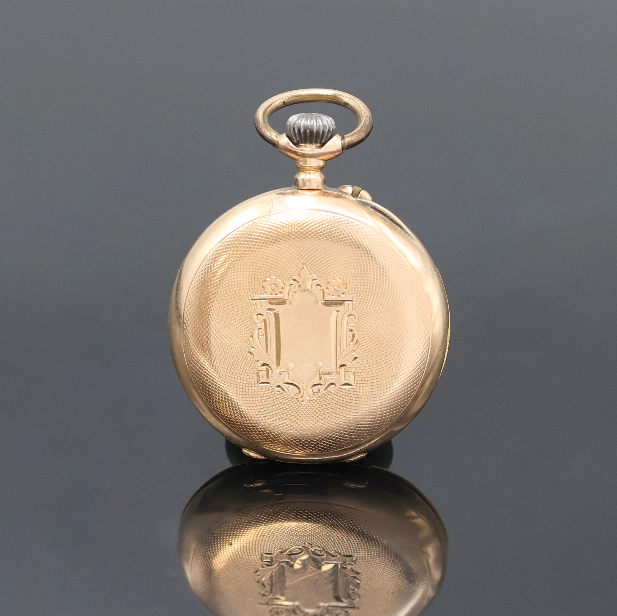 Detail a: Offene Damentaschenuhr in RG 585/000, Schweiz um 1910, Geh. dell., guill. Rückdeckel m. Monogrammspiegel, Metallcuvette, Emailzifferbl. ...