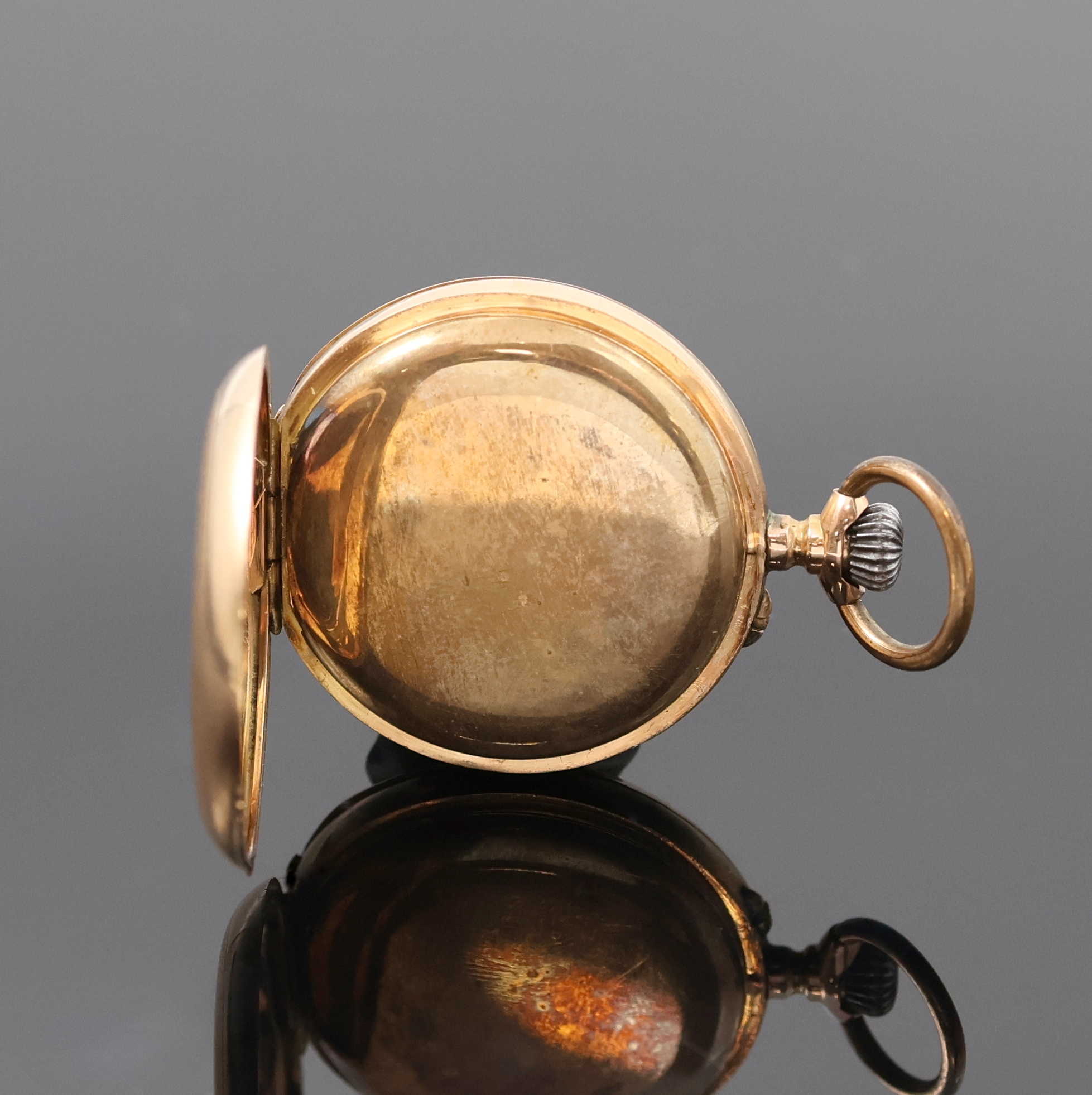 Detail b: Offene Damentaschenuhr in RG 585/000, Schweiz um 1910, Geh. dell., guill. Rückdeckel m. Monogrammspiegel, Metallcuvette, Emailzifferbl. ...