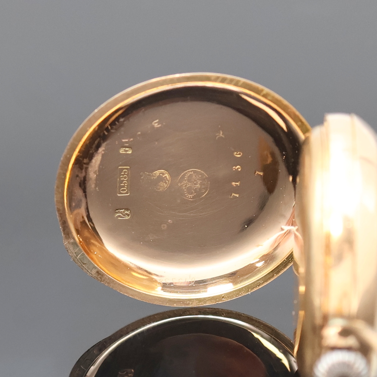 Detail c: Offene Damentaschenuhr in RG 585/000, Schweiz um 1910, Geh. dell., guill. Rückdeckel m. Monogrammspiegel, Metallcuvette, Emailzifferbl. ...