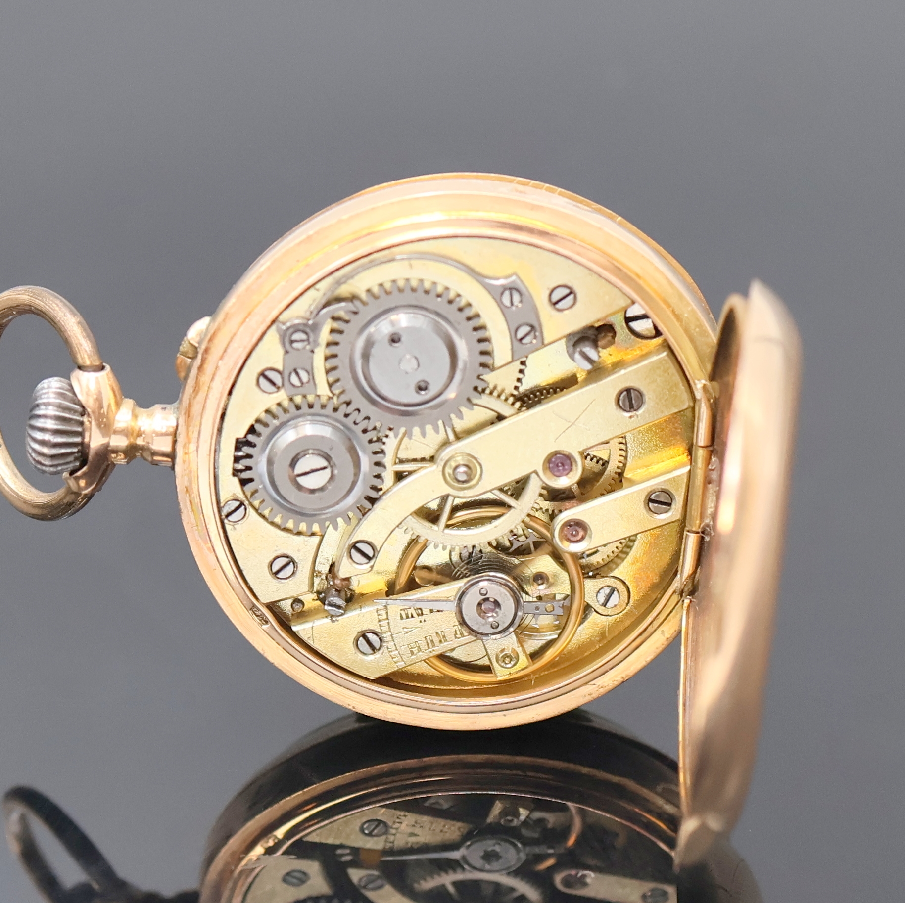 Detail d: Offene Damentaschenuhr in RG 585/000, Schweiz um 1910, Geh. dell., guill. Rückdeckel m. Monogrammspiegel, Metallcuvette, Emailzifferbl. ...