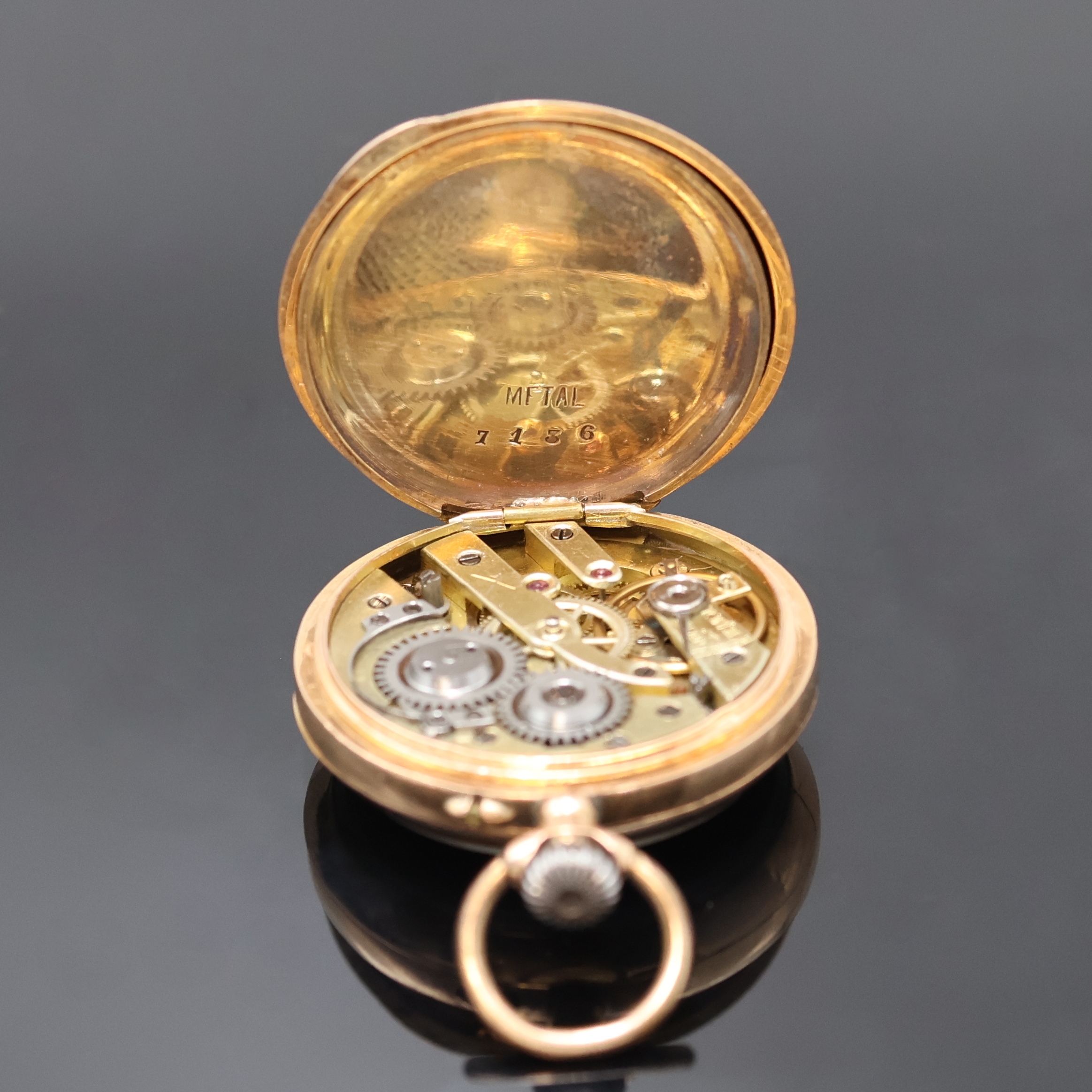 Detail e: Offene Damentaschenuhr in RG 585/000, Schweiz um 1910, Geh. dell., guill. Rückdeckel m. Monogrammspiegel, Metallcuvette, Emailzifferbl. ...