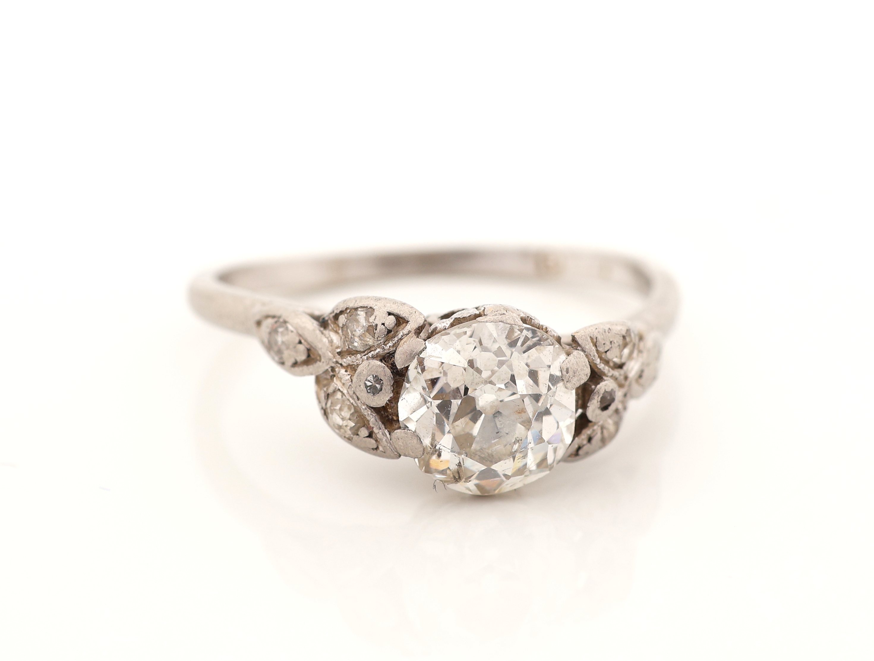Detail a: Platin Diamant-Ring, um 1860/70, Pt gepr., 1 Altschliff-Diamant ca. 1.30 ct get.Weiß/p, Ringschultern floral verziert, mit 8 Diamantrosen zus. ca. ...