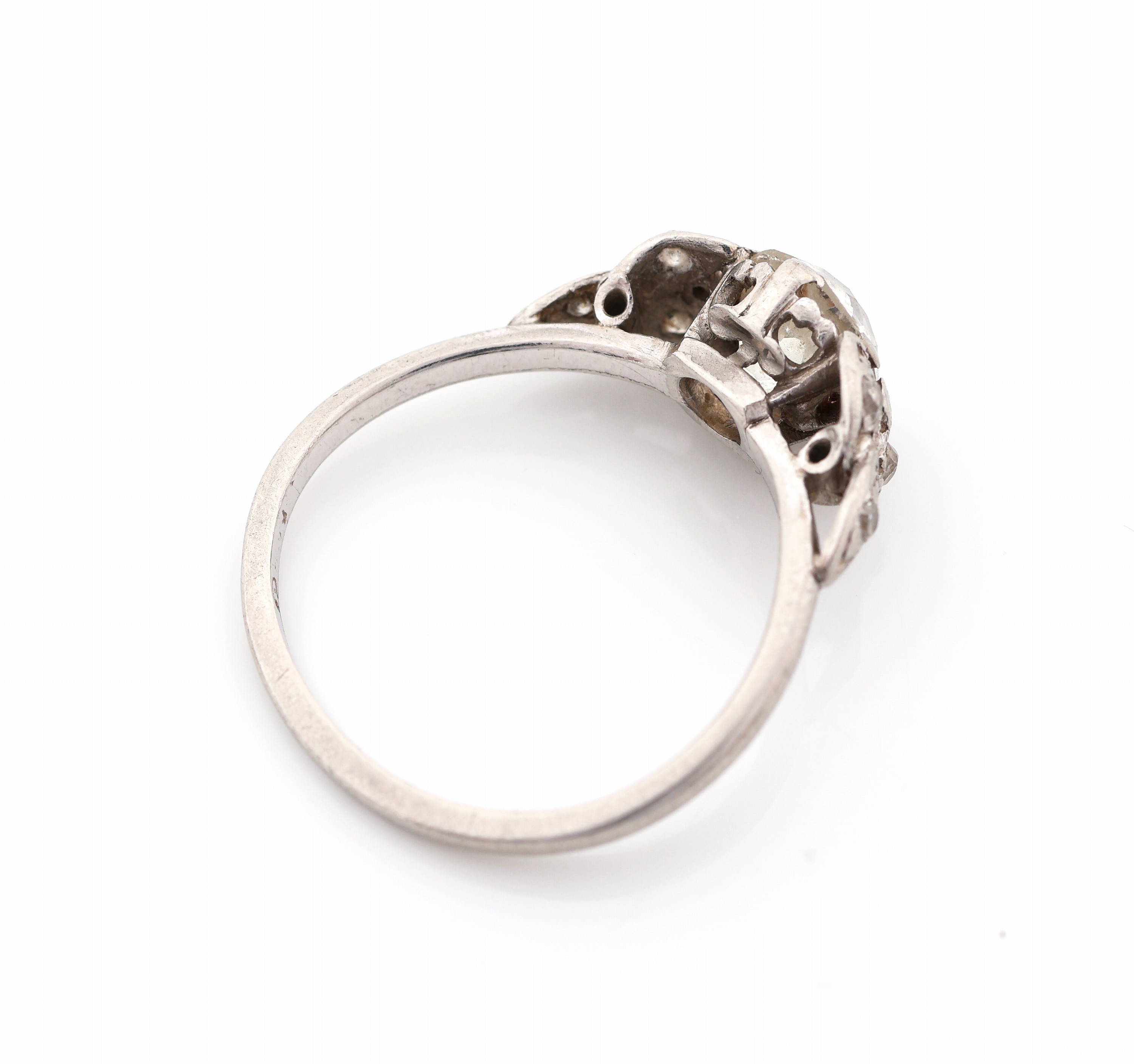 Detail b: Platin Diamant-Ring, um 1860/70, Pt gepr., 1 Altschliff-Diamant ca. 1.30 ct get.Weiß/p, Ringschultern floral verziert, mit 8 Diamantrosen zus. ca. ...