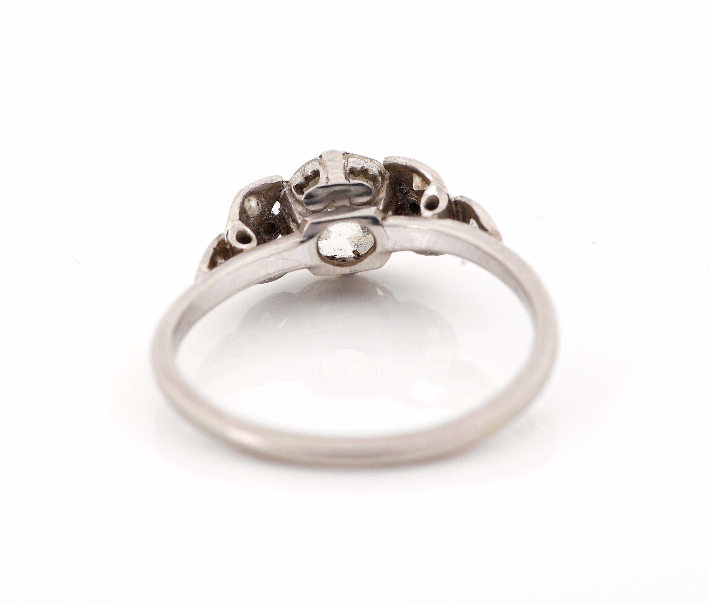 Detail c: Platin Diamant-Ring, um 1860/70, Pt gepr., 1 Altschliff-Diamant ca. 1.30 ct get.Weiß/p, Ringschultern floral verziert, mit 8 Diamantrosen zus. ca. ...