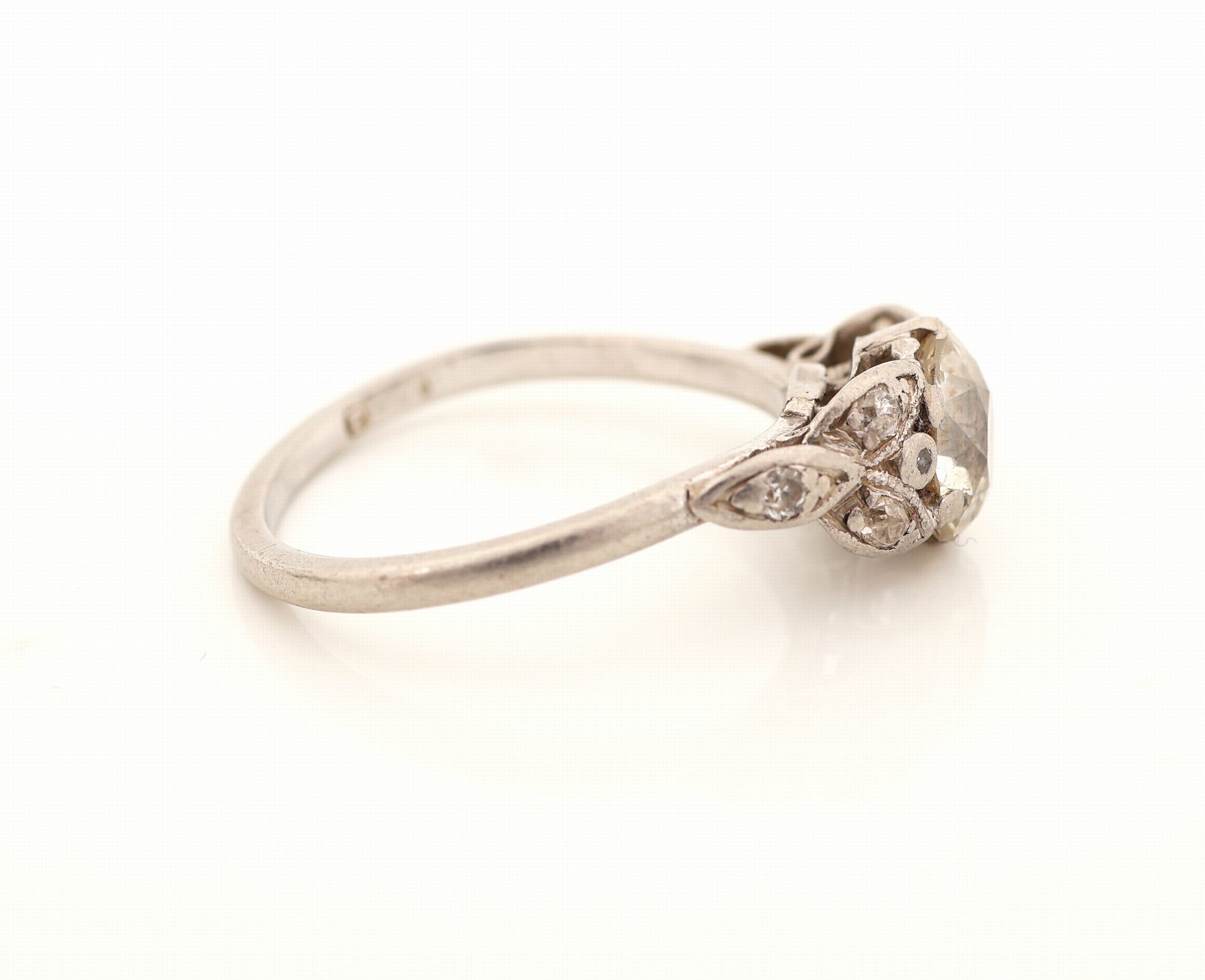Detail d: Platin Diamant-Ring, um 1860/70, Pt gepr., 1 Altschliff-Diamant ca. 1.30 ct get.Weiß/p, Ringschultern floral verziert, mit 8 Diamantrosen zus. ca. ...