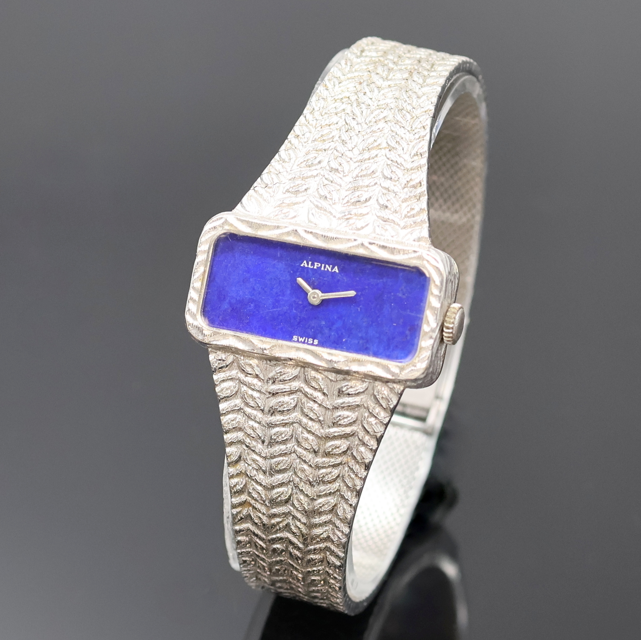 Detail a: Damenarmbanduhr bezeichnet Alpina in WG 750/000, Schweiz um 1965, Handaufzug, Boden aufgedr., Goldband, Lapislazuli-Zifferbl., silb. Zeiger, verg. ...