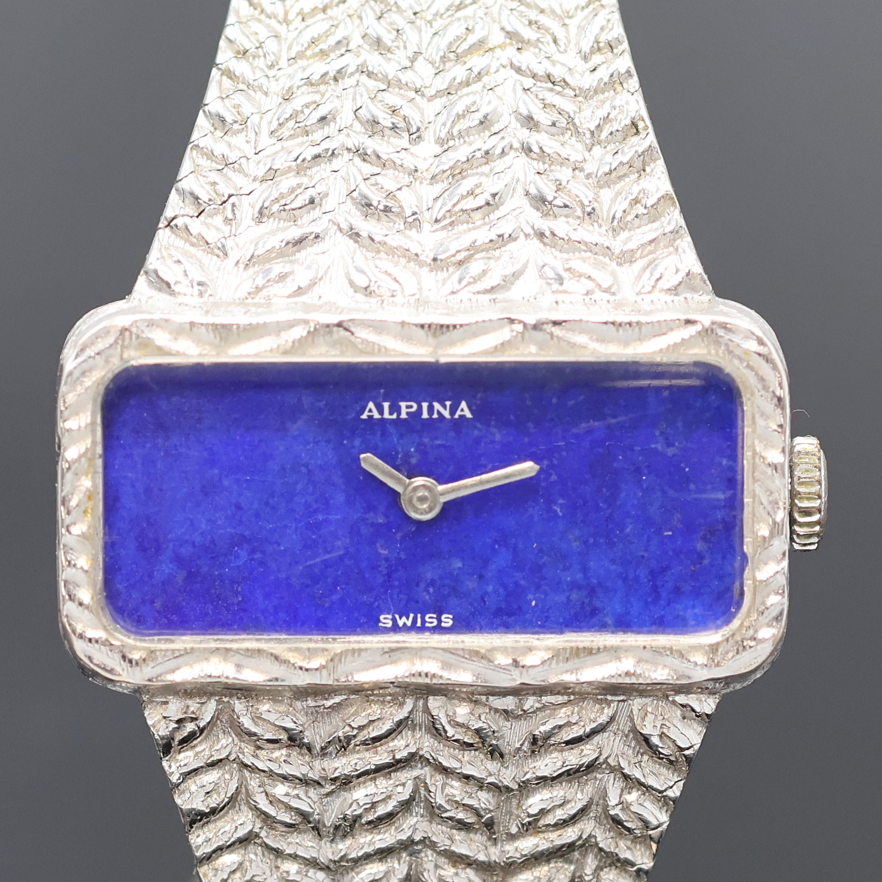 Detail b: Damenarmbanduhr bezeichnet Alpina in WG 750/000, Schweiz um 1965, Handaufzug, Boden aufgedr., Goldband, Lapislazuli-Zifferbl., silb. Zeiger, verg. ...