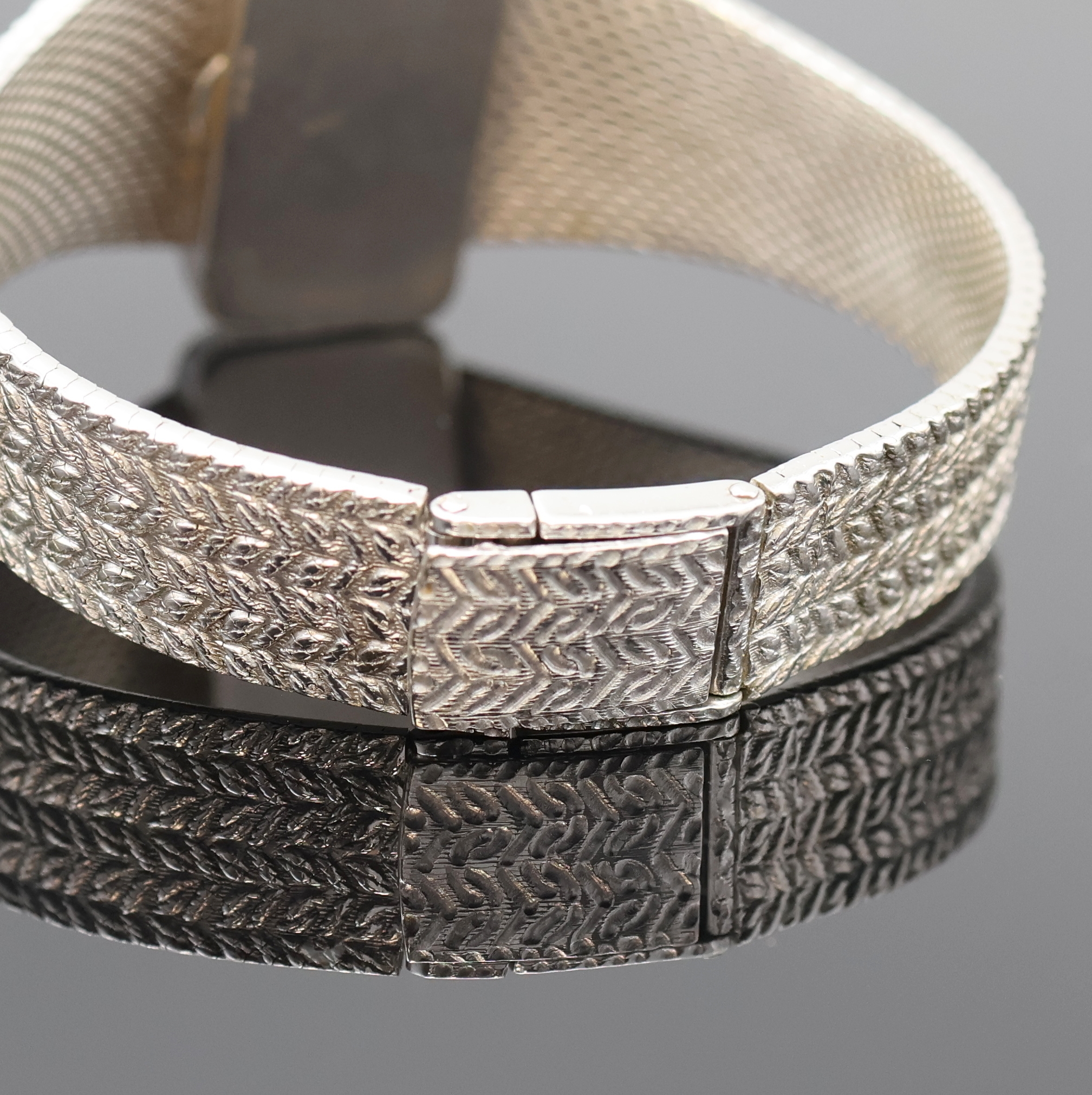 Detail d: Damenarmbanduhr bezeichnet Alpina in WG 750/000, Schweiz um 1965, Handaufzug, Boden aufgedr., Goldband, Lapislazuli-Zifferbl., silb. Zeiger, verg. ...