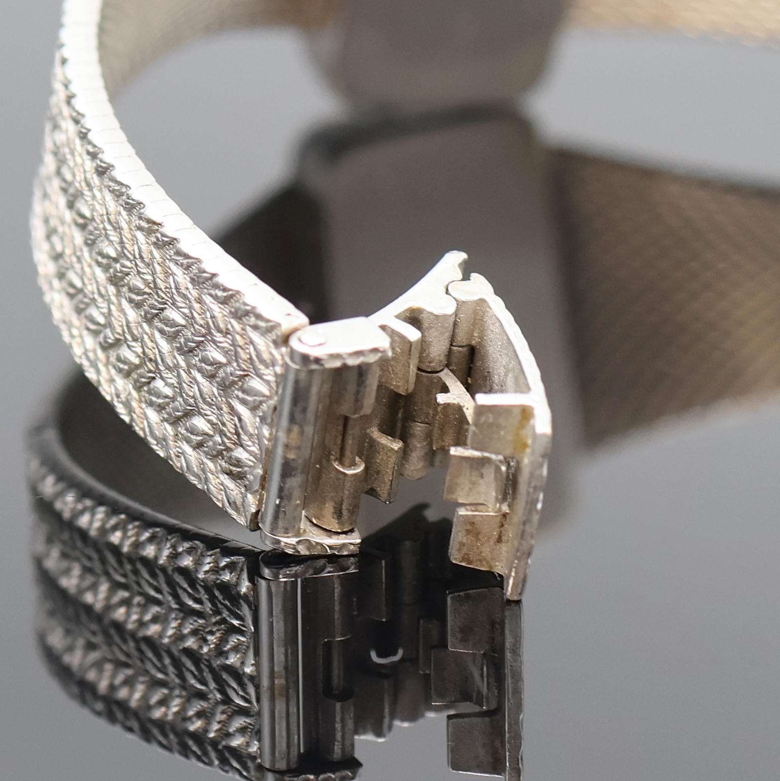 Detail e: Damenarmbanduhr bezeichnet Alpina in WG 750/000, Schweiz um 1965, Handaufzug, Boden aufgedr., Goldband, Lapislazuli-Zifferbl., silb. Zeiger, verg. ...