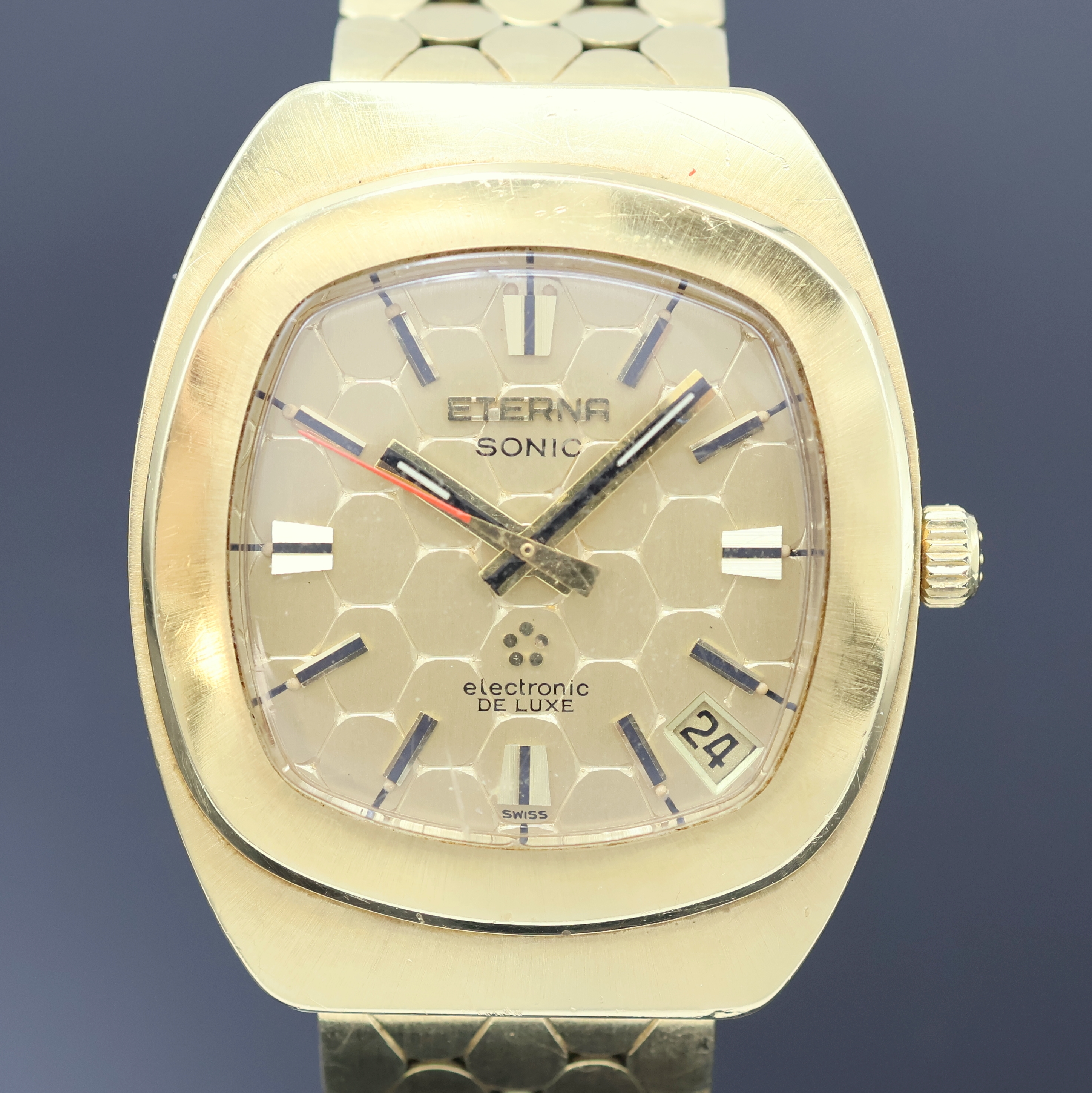 Detail b: ETERNA Sonic Electronic De Luxe Herrenarmbanduhr in GG 750/000, Schweiz um 1970, Boden aufgedr., Eterna Goldband, gold. Strukturzifferbl. m. aufges. ...