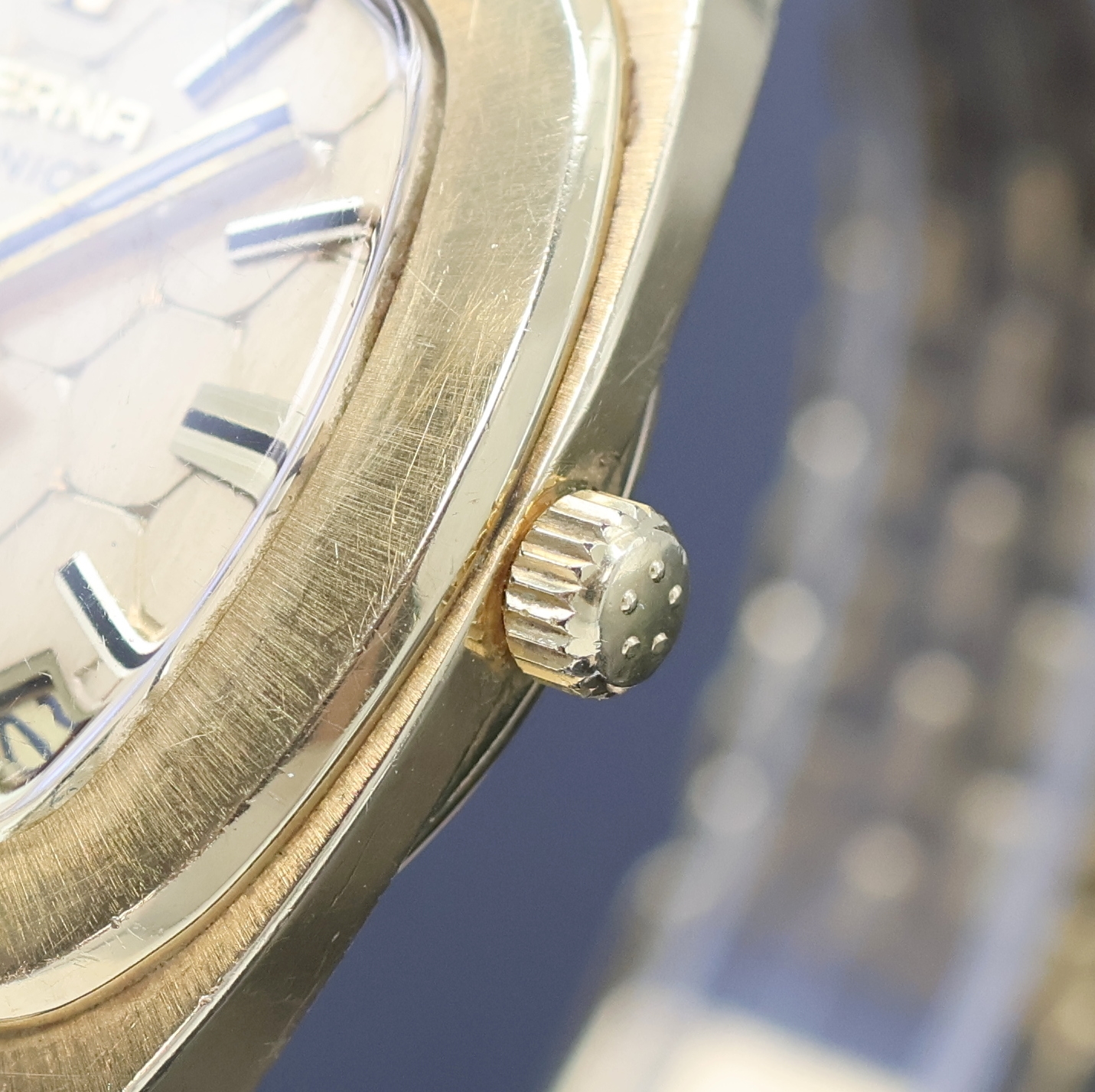 Detail c: ETERNA Sonic Electronic De Luxe Herrenarmbanduhr in GG 750/000, Schweiz um 1970, Boden aufgedr., Eterna Goldband, gold. Strukturzifferbl. m. aufges. ...
