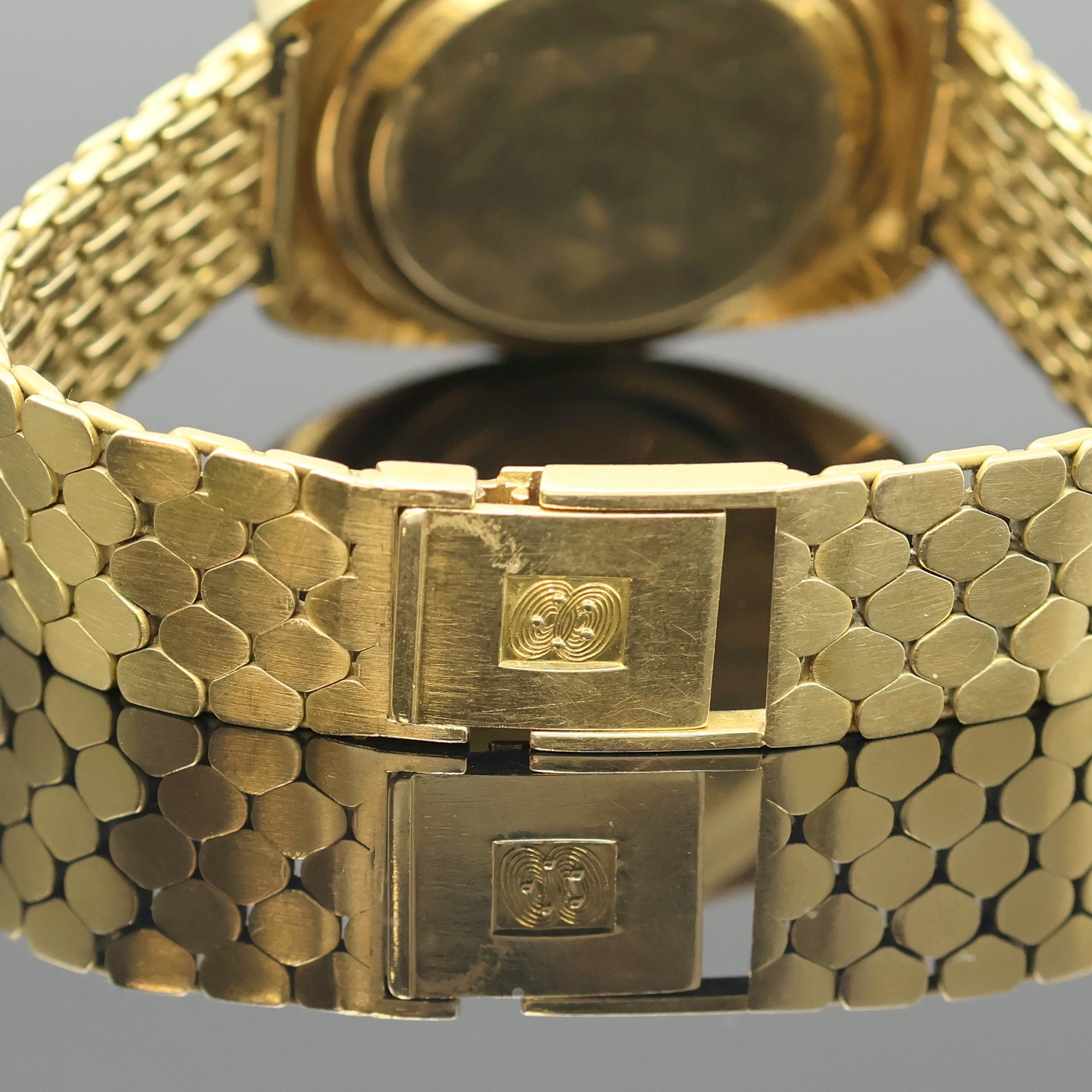 Detail d: ETERNA Sonic Electronic De Luxe Herrenarmbanduhr in GG 750/000, Schweiz um 1970, Boden aufgedr., Eterna Goldband, gold. Strukturzifferbl. m. aufges. ...