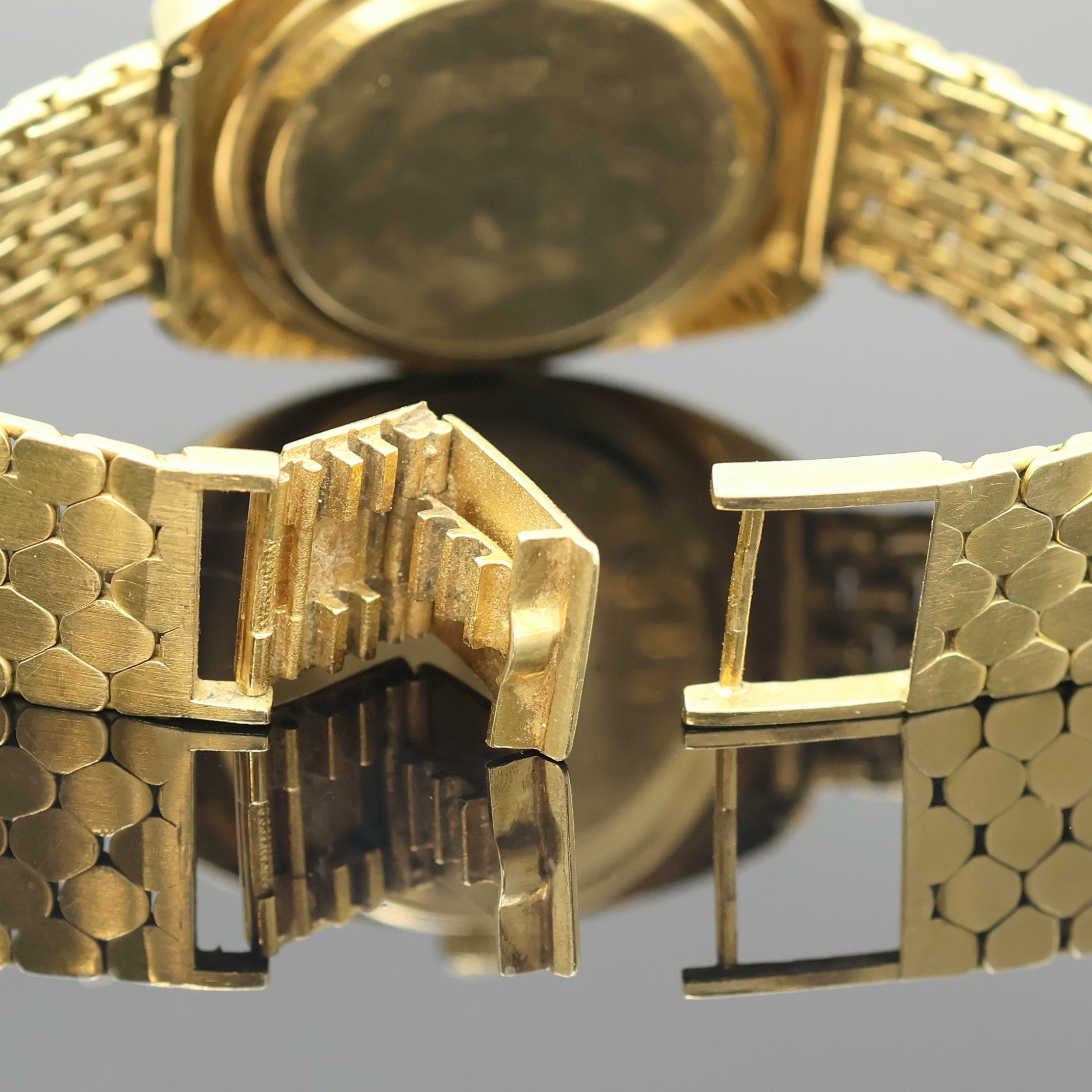 Detail e: ETERNA Sonic Electronic De Luxe Herrenarmbanduhr in GG 750/000, Schweiz um 1970, Boden aufgedr., Eterna Goldband, gold. Strukturzifferbl. m. aufges. ...