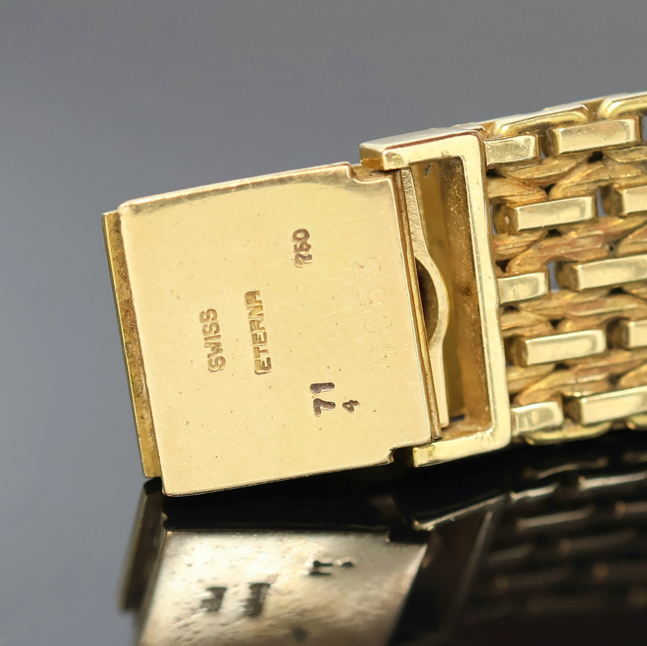 Detail f: ETERNA Sonic Electronic De Luxe Herrenarmbanduhr in GG 750/000, Schweiz um 1970, Boden aufgedr., Eterna Goldband, gold. Strukturzifferbl. m. aufges. ...