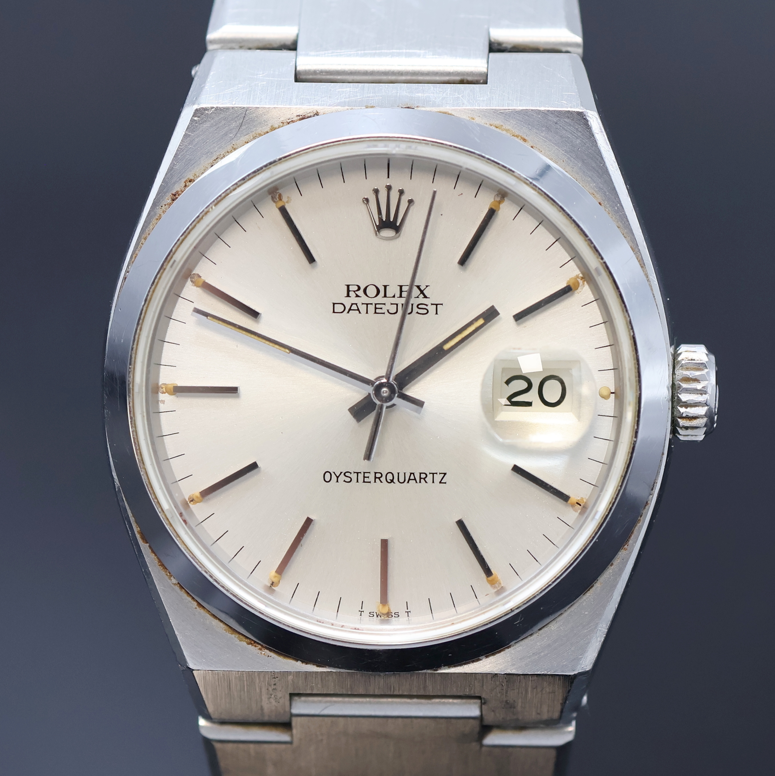 Detail b: ROLEX Datejust Oysterquartz Herrenarmbanduhr in Stahl Referenz 17000, Schweiz um 1978, unpoliertes Gehäuse am orig. Gliederband m. Faltschl., Boden ...