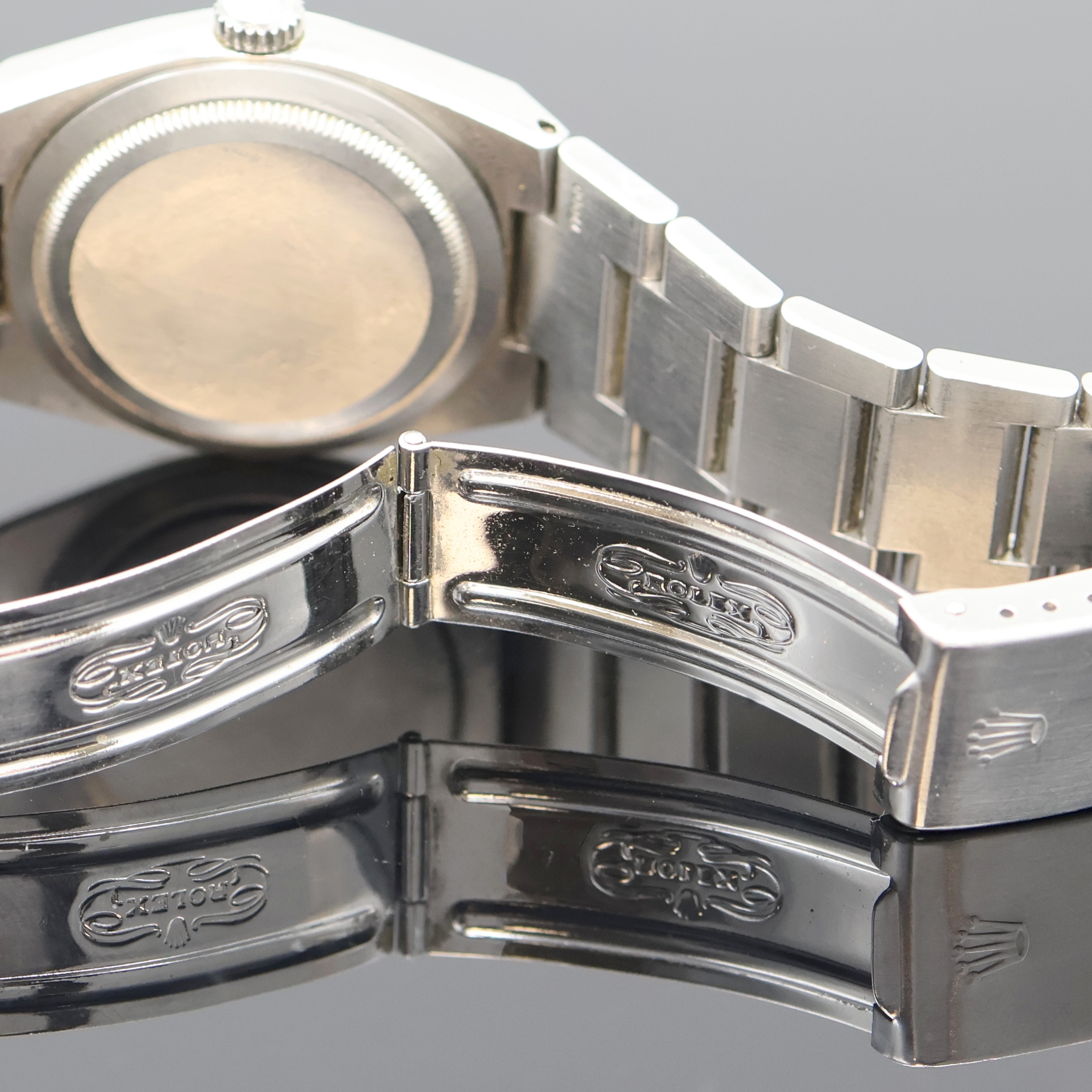 Detail e: ROLEX Datejust Oysterquartz Herrenarmbanduhr in Stahl Referenz 17000, Schweiz um 1978, unpoliertes Gehäuse am orig. Gliederband m. Faltschl., Boden ...