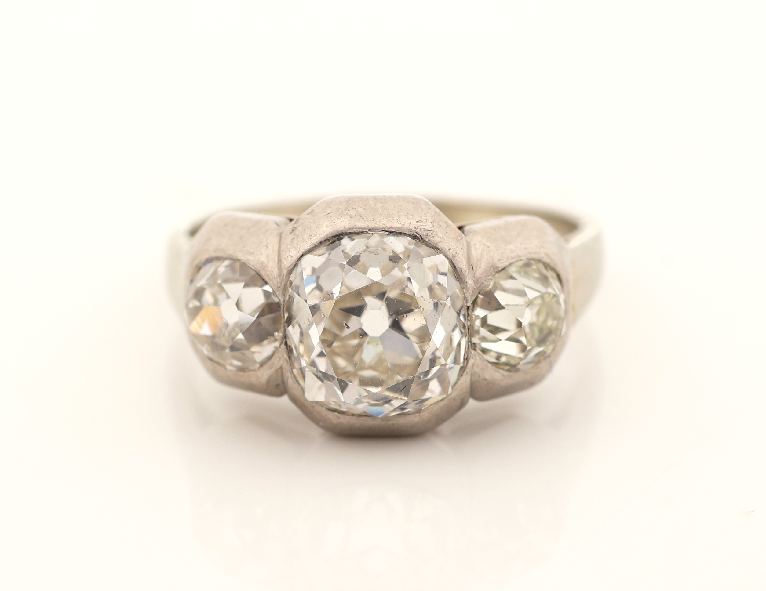 Detail a: Platin Diamant-Ring, um 1860/70, Platin gepr., 3 Altschliffdiamanten zus. ca. 2.0 ct Weiß-get.Weiß/si, RW 48, ca. 4.1 g, Schiene l. unrund