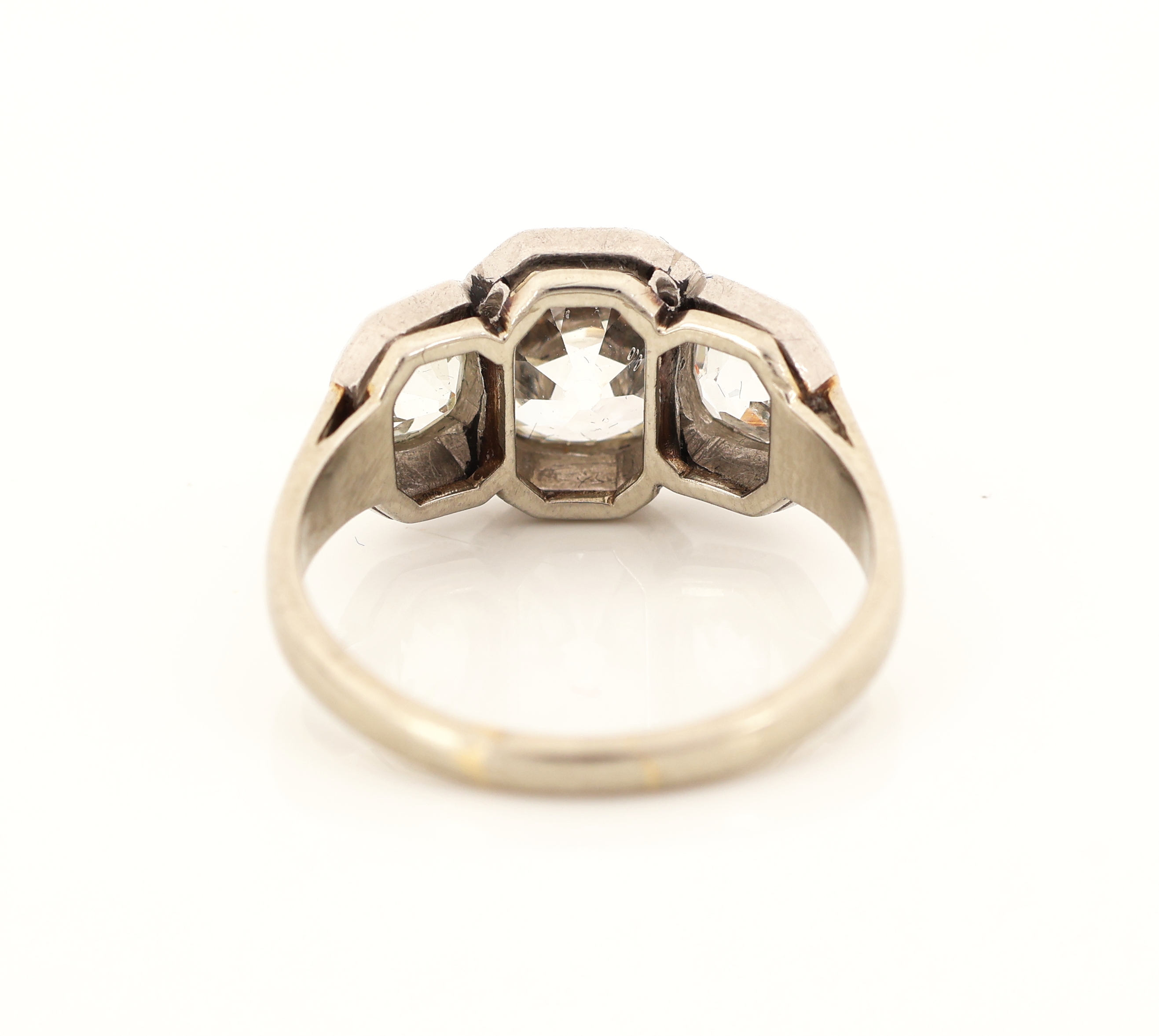 Detail b: Platin Diamant-Ring, um 1860/70, Platin gepr., 3 Altschliffdiamanten zus. ca. 2.0 ct Weiß-get.Weiß/si, RW 48, ca. 4.1 g, Schiene l. unrund