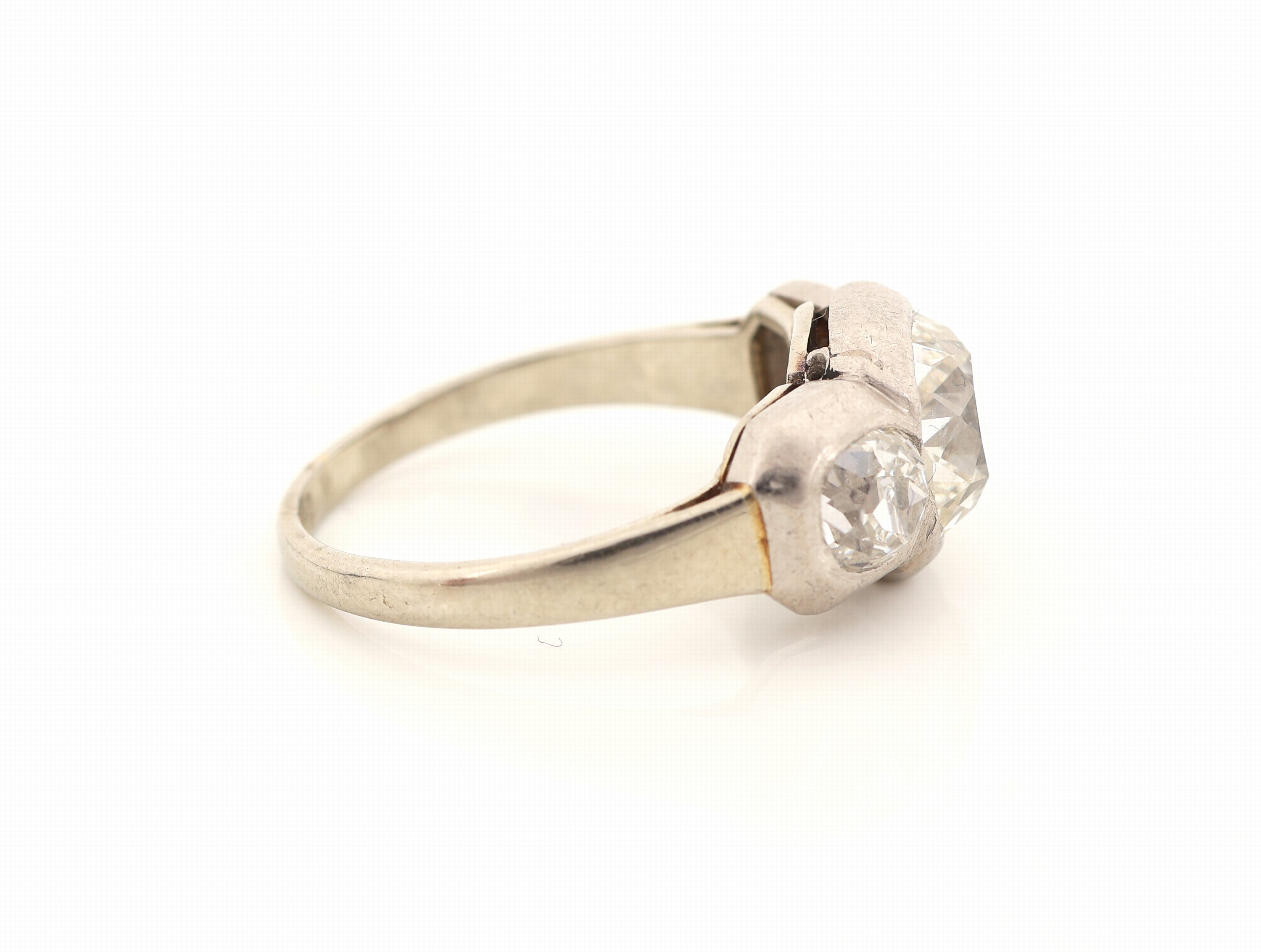 Detail c: Platin Diamant-Ring, um 1860/70, Platin gepr., 3 Altschliffdiamanten zus. ca. 2.0 ct Weiß-get.Weiß/si, RW 48, ca. 4.1 g, Schiene l. unrund