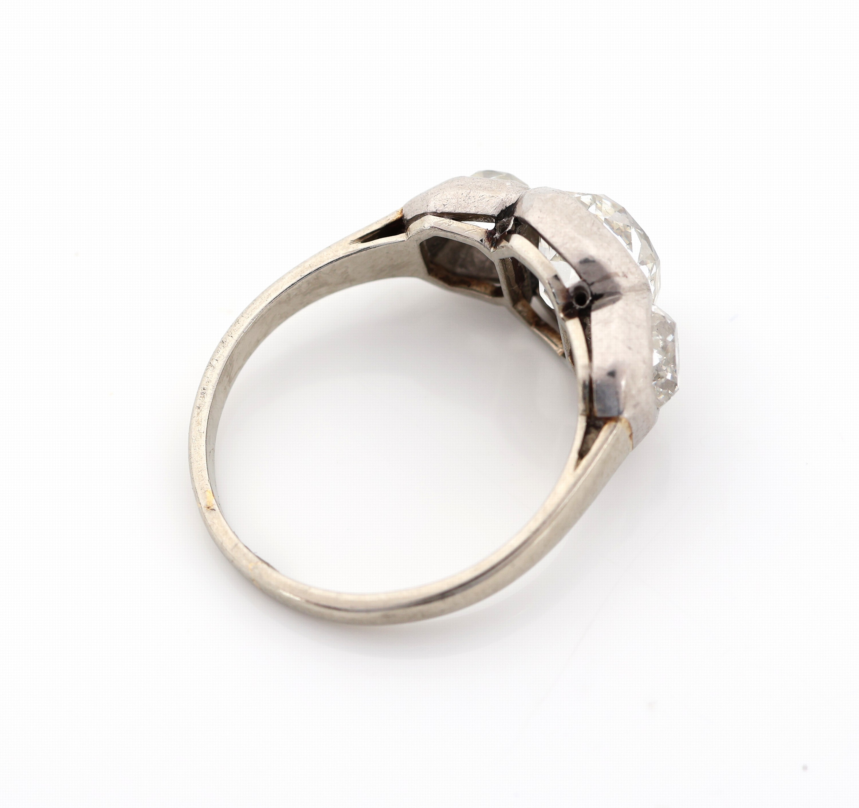 Detail d: Platin Diamant-Ring, um 1860/70, Platin gepr., 3 Altschliffdiamanten zus. ca. 2.0 ct Weiß-get.Weiß/si, RW 48, ca. 4.1 g, Schiene l. unrund