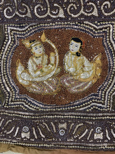 27047600f - ´Kalaga´Stickerei, Burma, Anfang 20.Jhd, Metallstickerei mit Glassperlen, ca. 173 x 173 ...