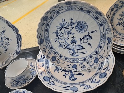 27047604b - 21 Teile Porzellan, Meissen, um 1890 und später, meist 1. Wahl, blaues Zwiebelmuster ...