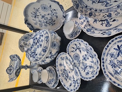 27047604c - 21 Teile Porzellan, Meissen, um 1890 und später, meist 1. Wahl, blaues Zwiebelmuster ...