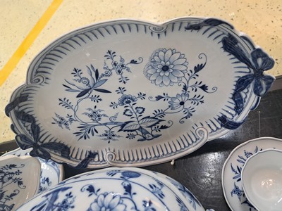 27047604g - 21 Teile Porzellan, Meissen, um 1890 und später, meist 1. Wahl, blaues Zwiebelmuster ...