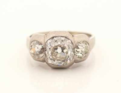27047616a - Platin Diamant-Ring, um 1860/70, Platin gepr., 3 Altschliffdiamanten zus. ca. 2.0 ct ...