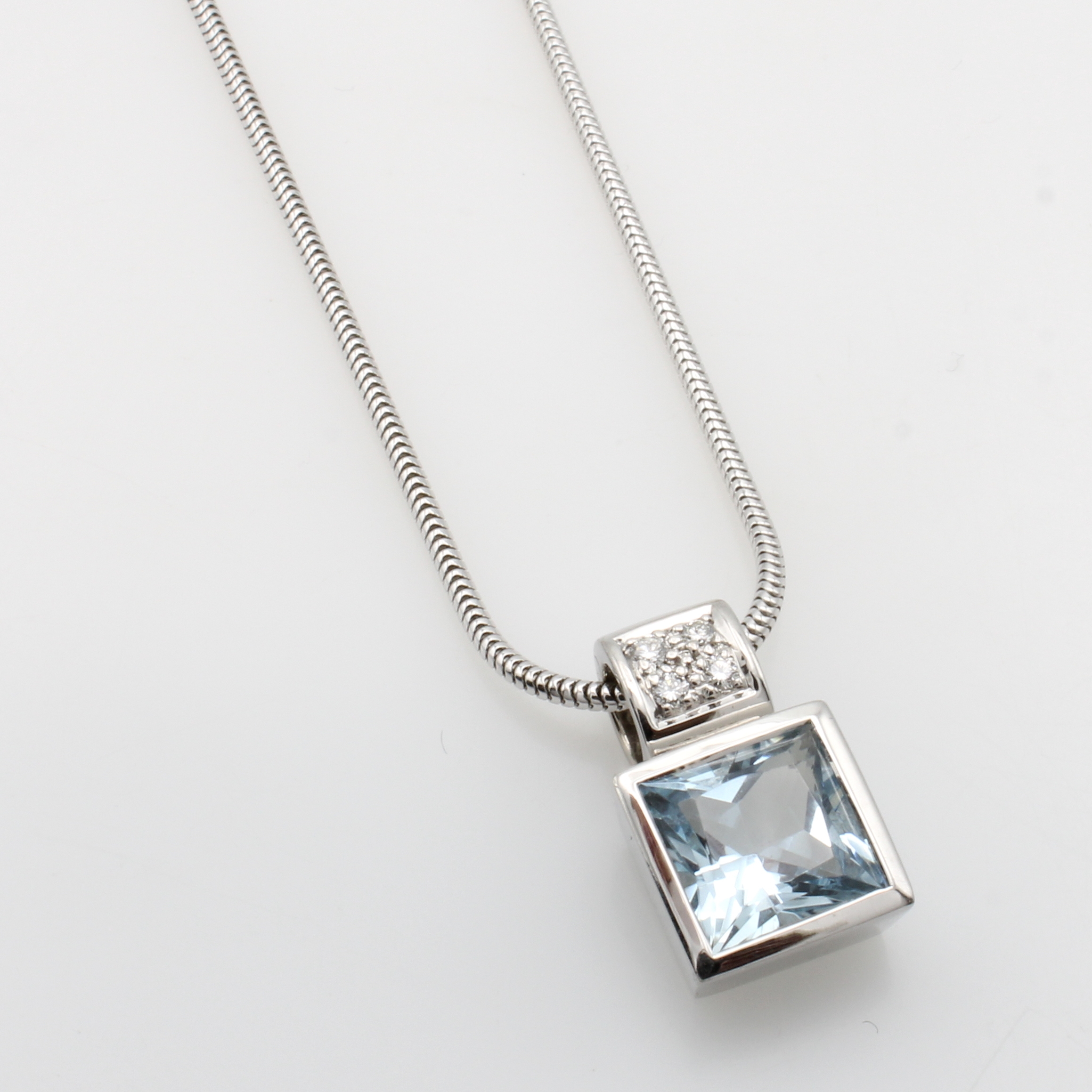 Image 27047733 - Anhänger mit Aquamarin und Brillanten an Schlangenkette, WG 750/000, Aquamarincarrée ...