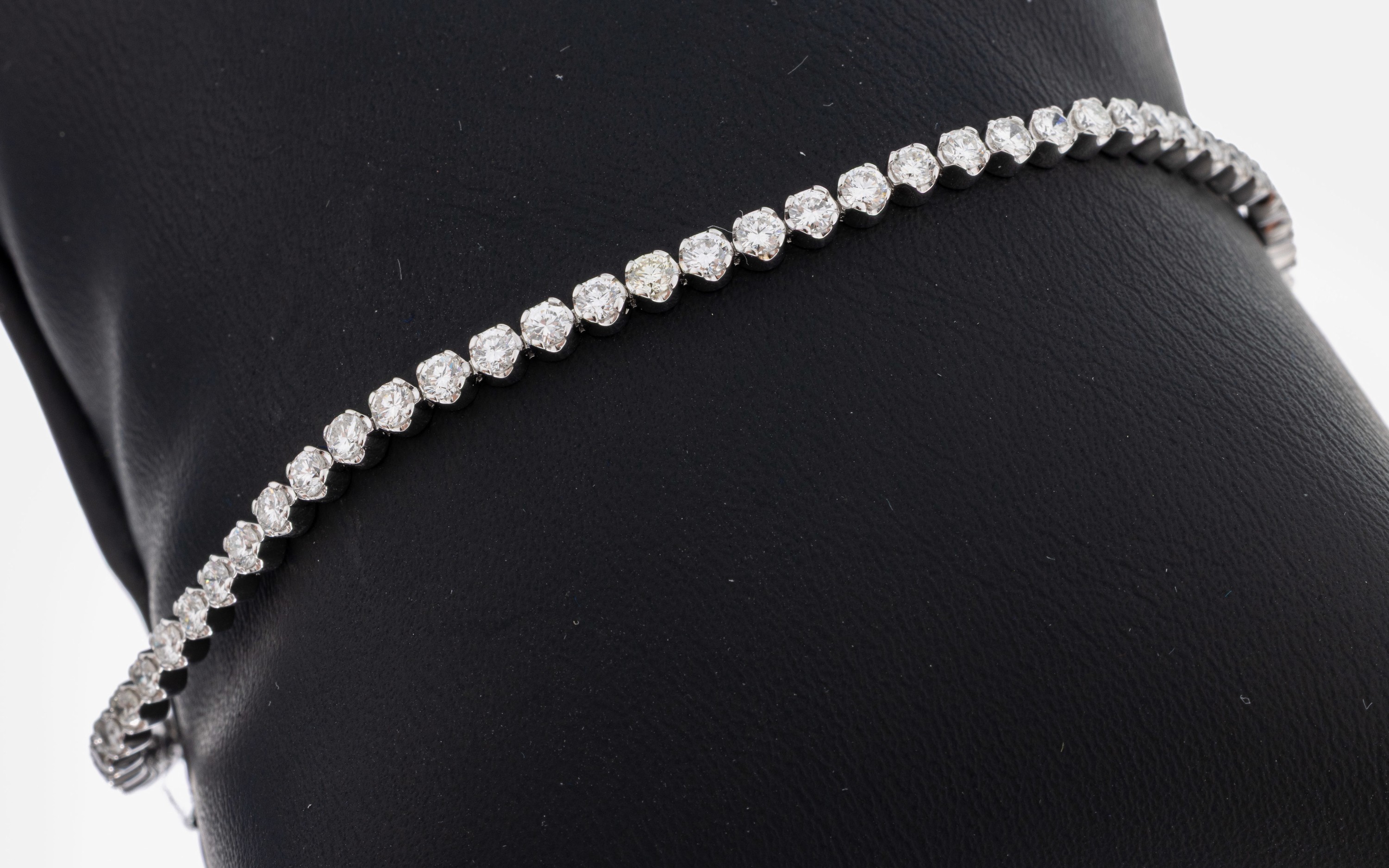 Image 27047772 - 14 kt Gold Brillant-Rivierearmband, WG 585/000, 66 Brillanten zus. ca. 2.73 ct (grav.) ...