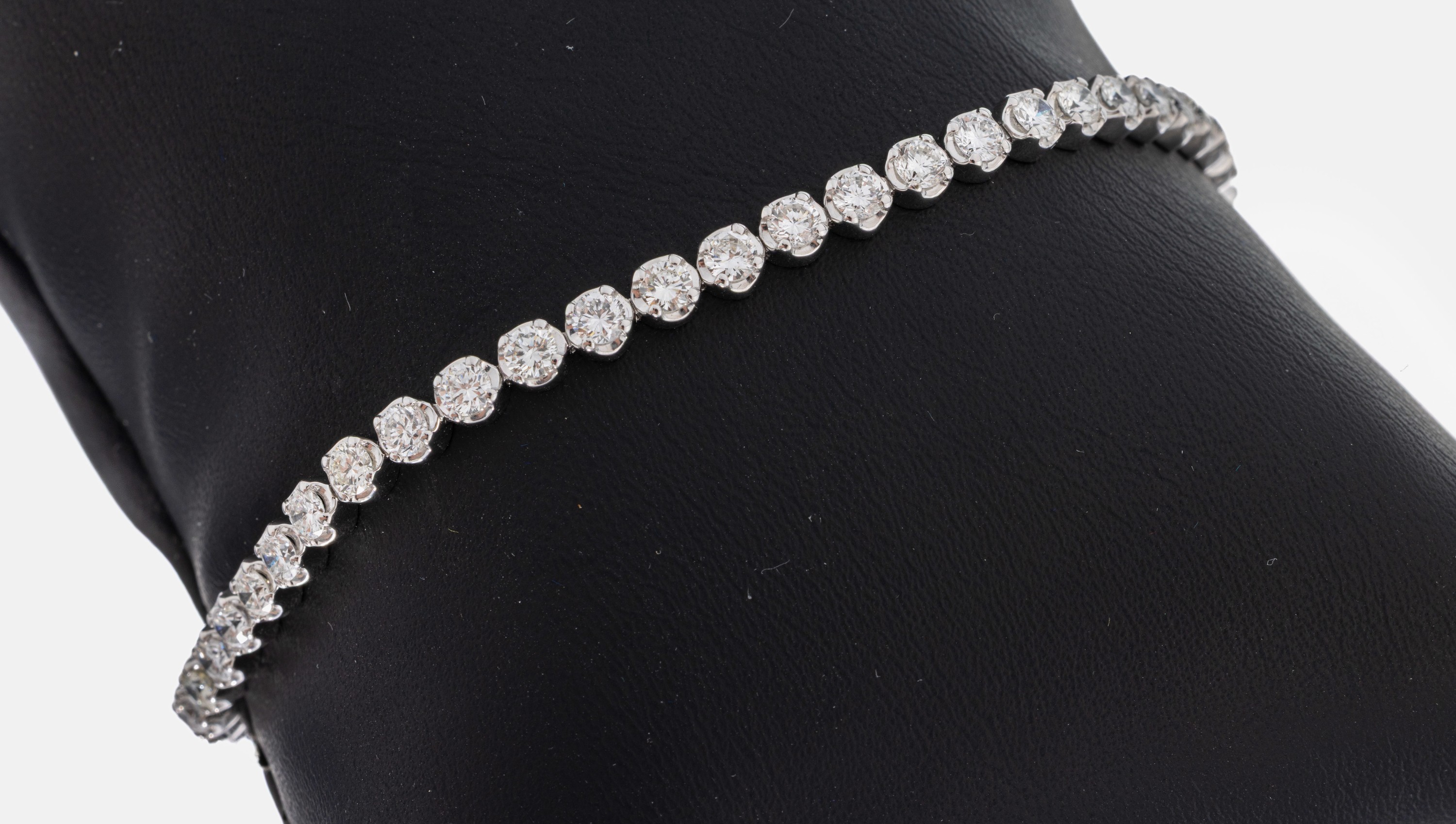 Image 27047774 - 14 kt gold brilliant-riviere bracelet , WG 585/000, 48 brilliants total approx. 4.36 ct ...