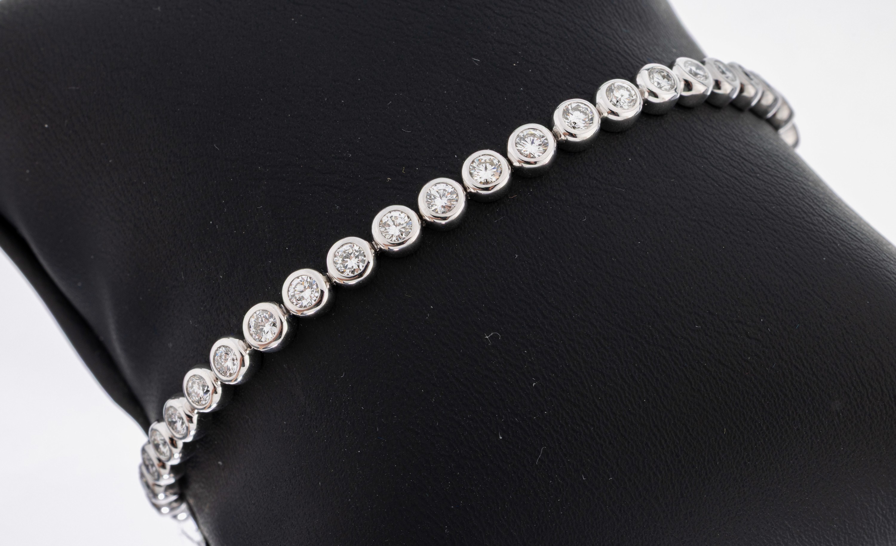 Image 27047782 - 14 kt Gold Brillant-Rivierearmband, WG 585/000, 41 Brillanten in Zargenfassungen ...