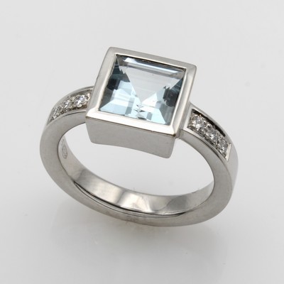 27047771a - Ring mit Aquamarin und Brillanten, WG 750/000, Aquamarincarrée in glatter Fassung, ...