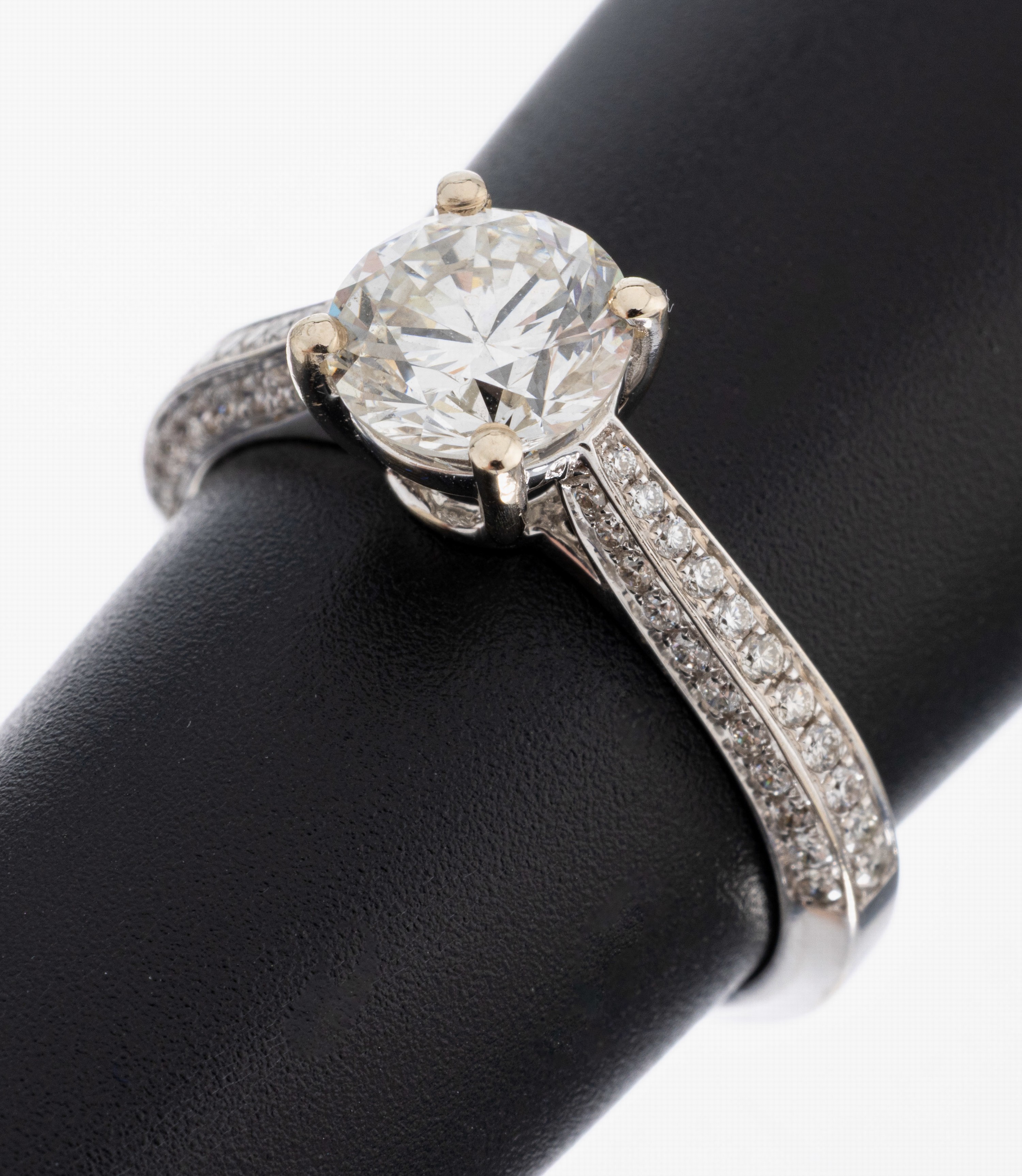 Image 27047878 - 18 kt Gold Brillant-Ring, WG 750/000, mittig Brillant ca. 1.46 ct l.get.Weiß (I)/vs2, ...