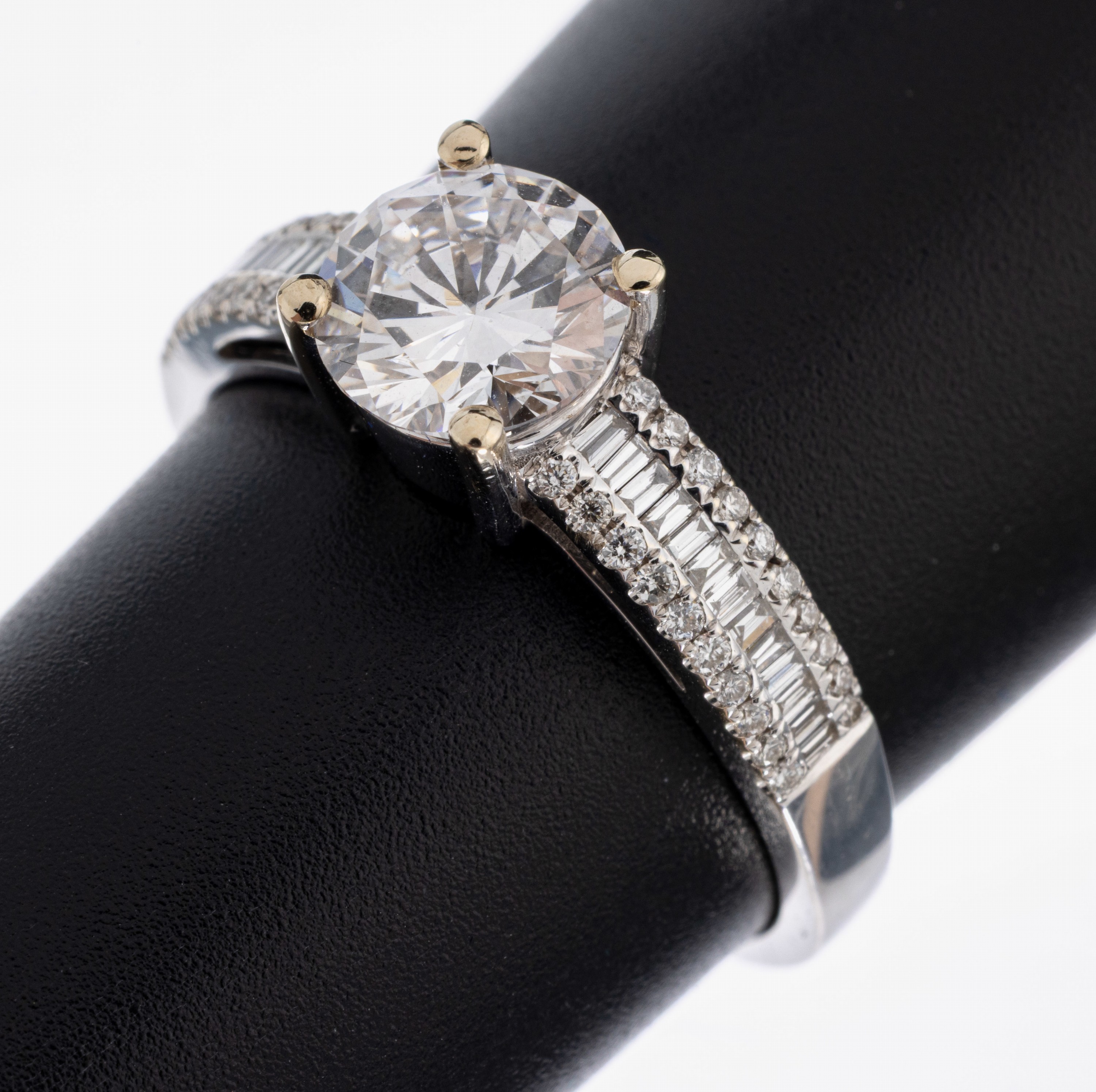 Image 27047883 - 18 kt Gold Diamant-Ring, WG 750/000, mittig Brillant ca. 1.25 ct feines ...