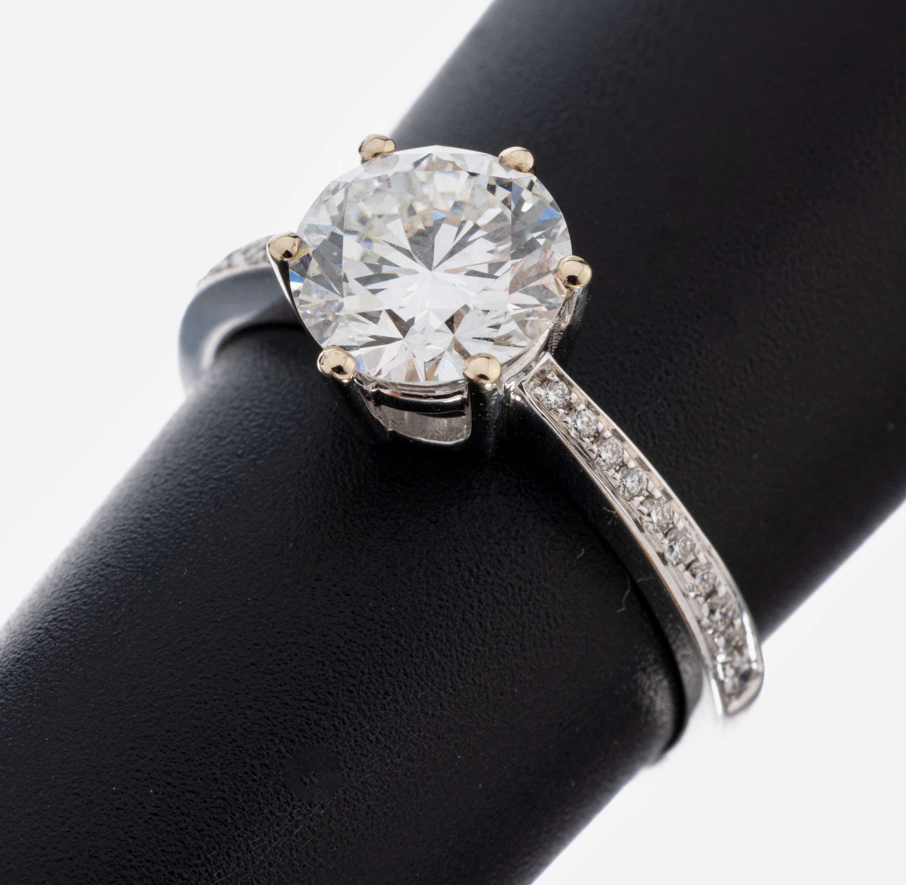 Image 27047887 - 18 kt Gold Brillant-Ring, WG 750/000, mittig Brillant ca. 1.68 ct feines ...