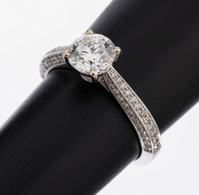 Image 18 kt Gold Brillant-Ring, WG 750/000, mittig Brillant ca. 1.00 ct feines Weiß(F)/vs2, ...