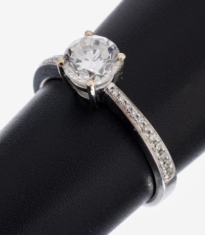 Image 18 kt Gold Brillant-Ring, WG 750/000, mittig Brillant ca. 1.00 ct Weiß(H)/si1, ...