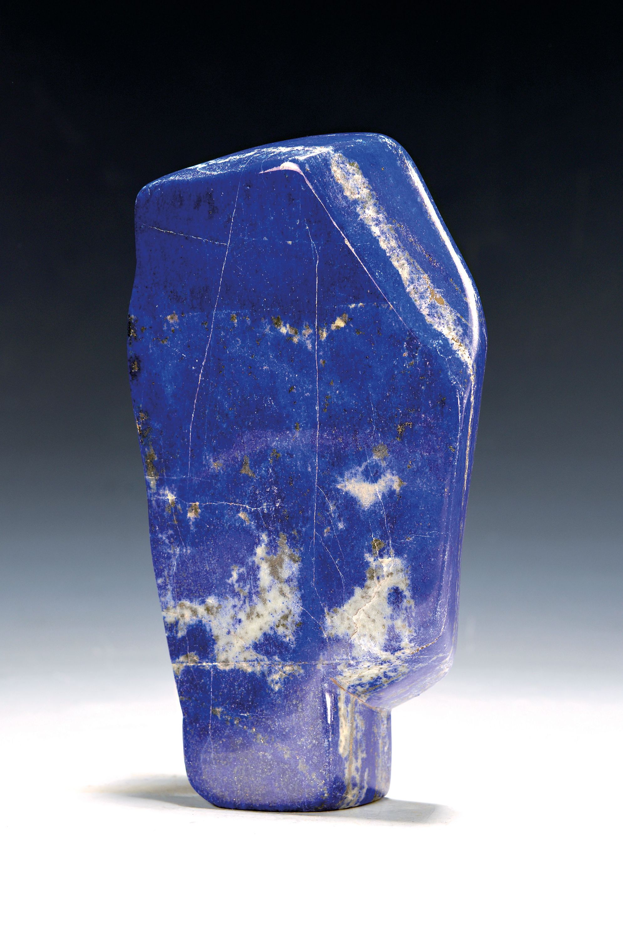Image 27047929 - Lapislazuli in Freiform, Afghanistan, unregelmässige Form mit Vor- und Rücksprüngen, ...