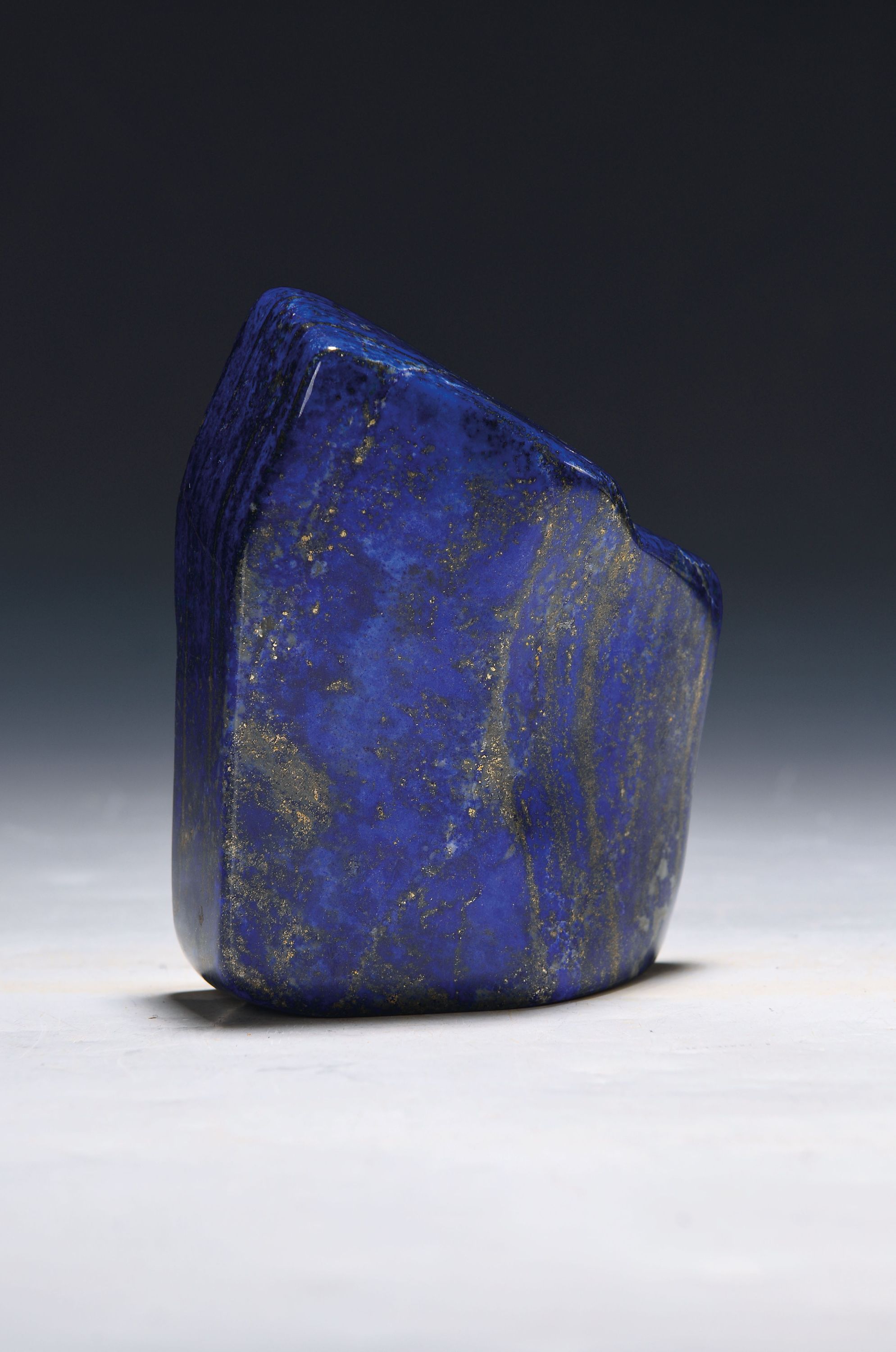 Image 27047933 - Lapislazuli in Freiform, Afghanistan, unregelmässige Form mit Vor- und Rücksprüngen, ...