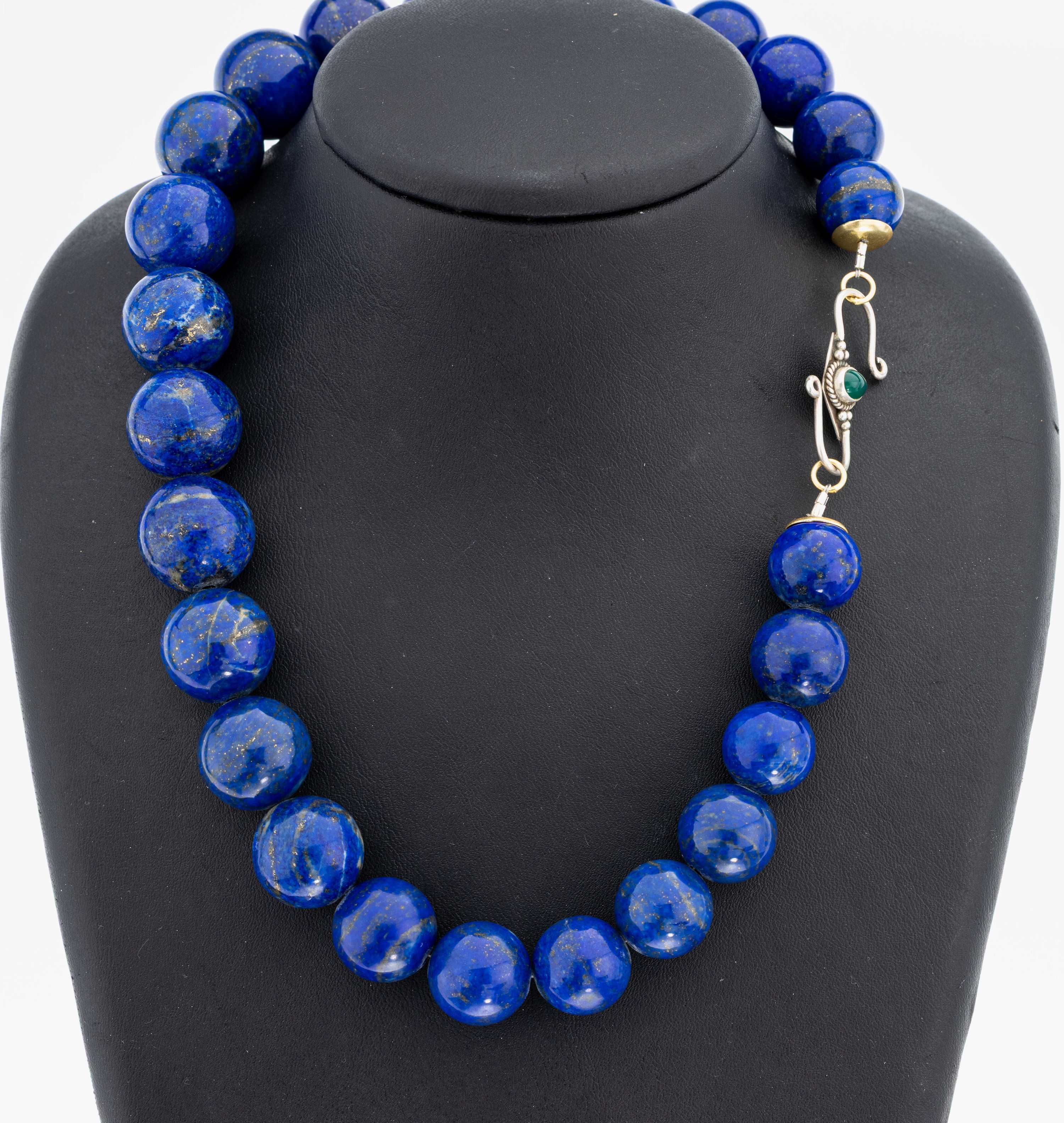 Lapislazuli-Collier, im Verlauf Lapislazuli-Kugeln mit Pyrit-Einschlüssen, D. ca. 14.6 - 18.9 mm, L. ca. 47 cm, S-Schließe 925er Silbermit ovalem ...