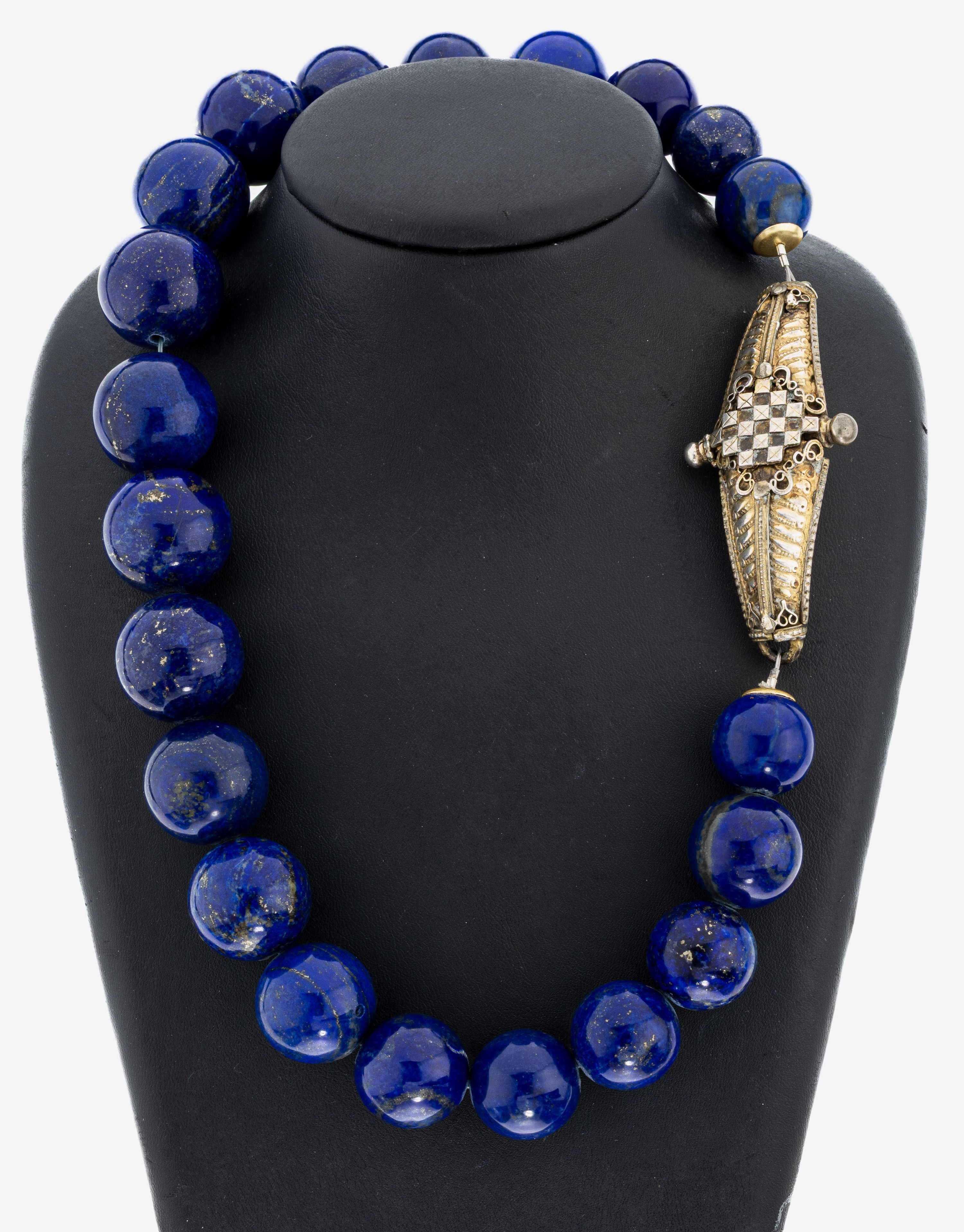 Image 27047967 - Lapislazuli-Collier, Silbersud-Schließe, Sri Lanka um 1960, gr. Lapislazuli-Kugeln, D. ...