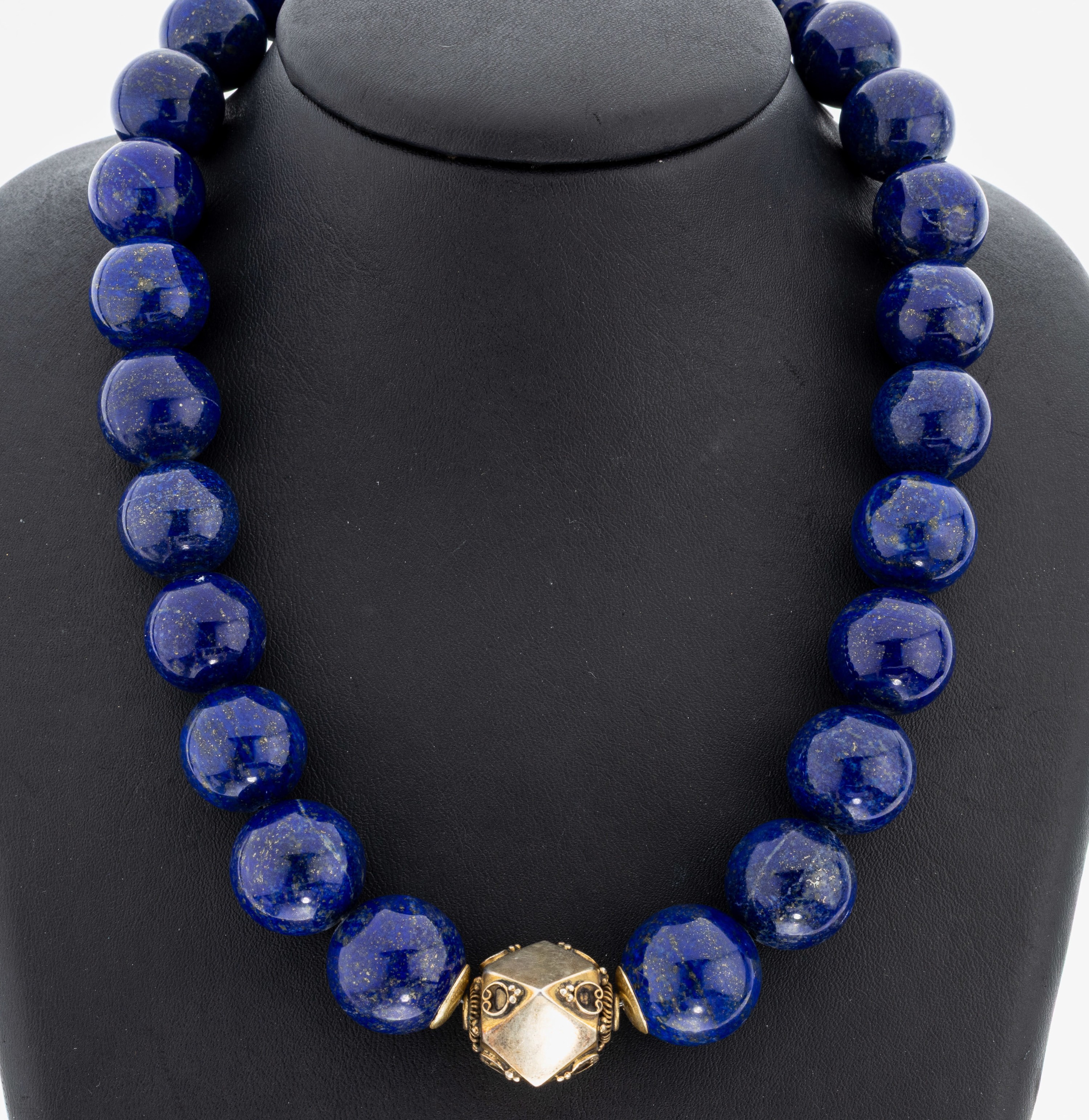 Lapislazuli-Collier, Lapislazuli-Kugeln, D.ca. 16.5-19.1 mm, Zwischenglied Silbersud Sri Lanka um 1960, L. ca. 46 cm, S-Schließe Silber verg.