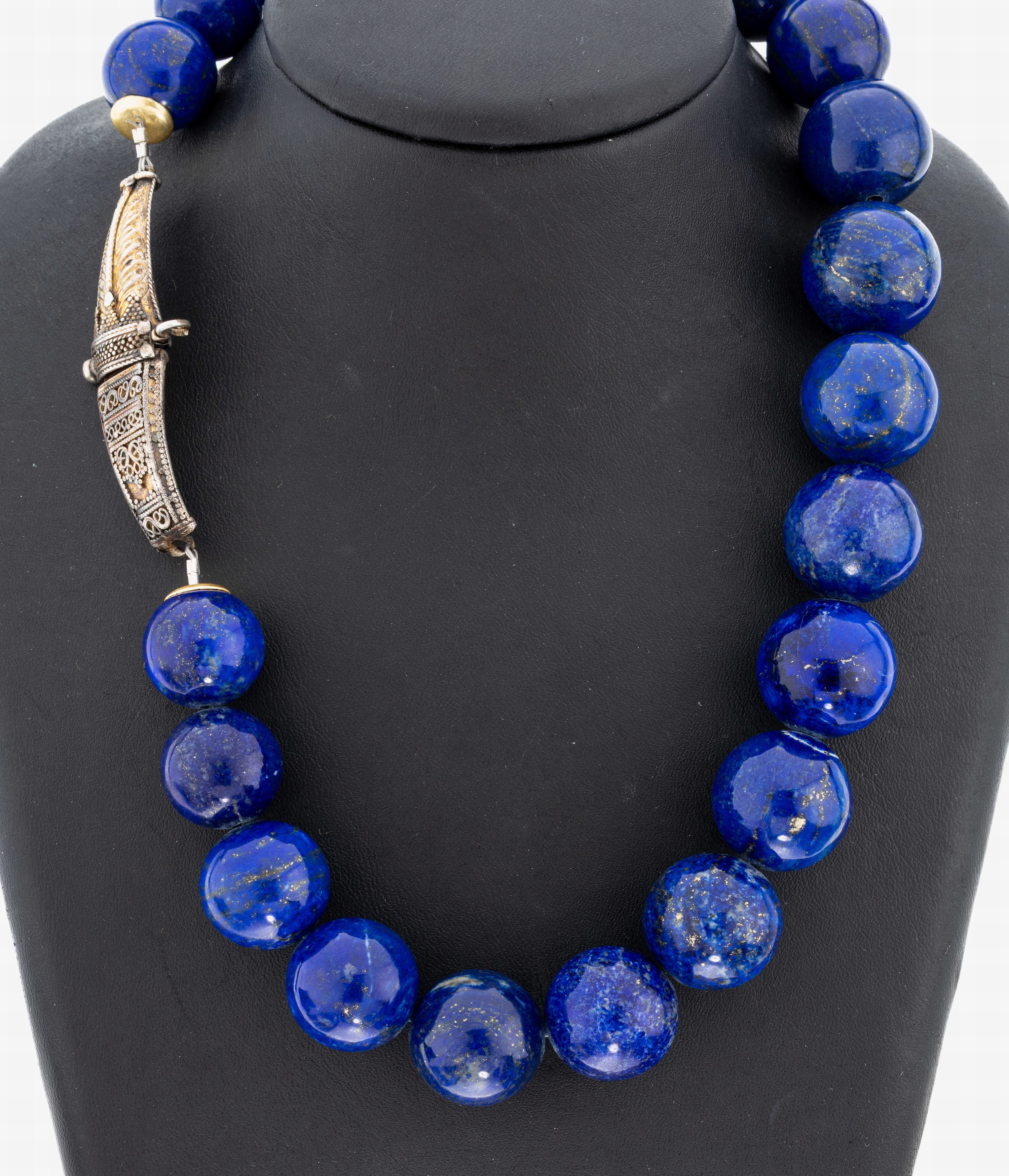 Image 27047986 - Lapislazuli-Collier, Sri-Lanka um 1960, Lapislazulikugeln im Verlauf, D. ca. 18-21 mm, ...