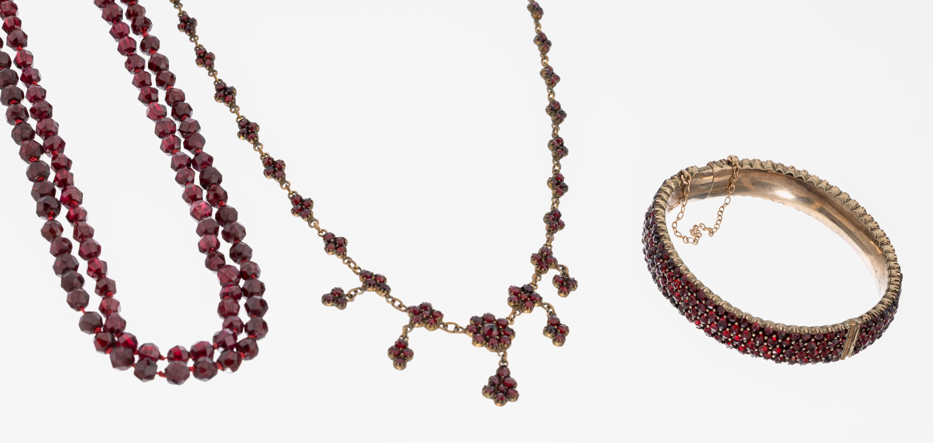 Image 27047997 - Granat-Konvolut, um 1890-1900, Tombak verg., best. aus: 1 Armreif, 5 x 5.5 cm, ...