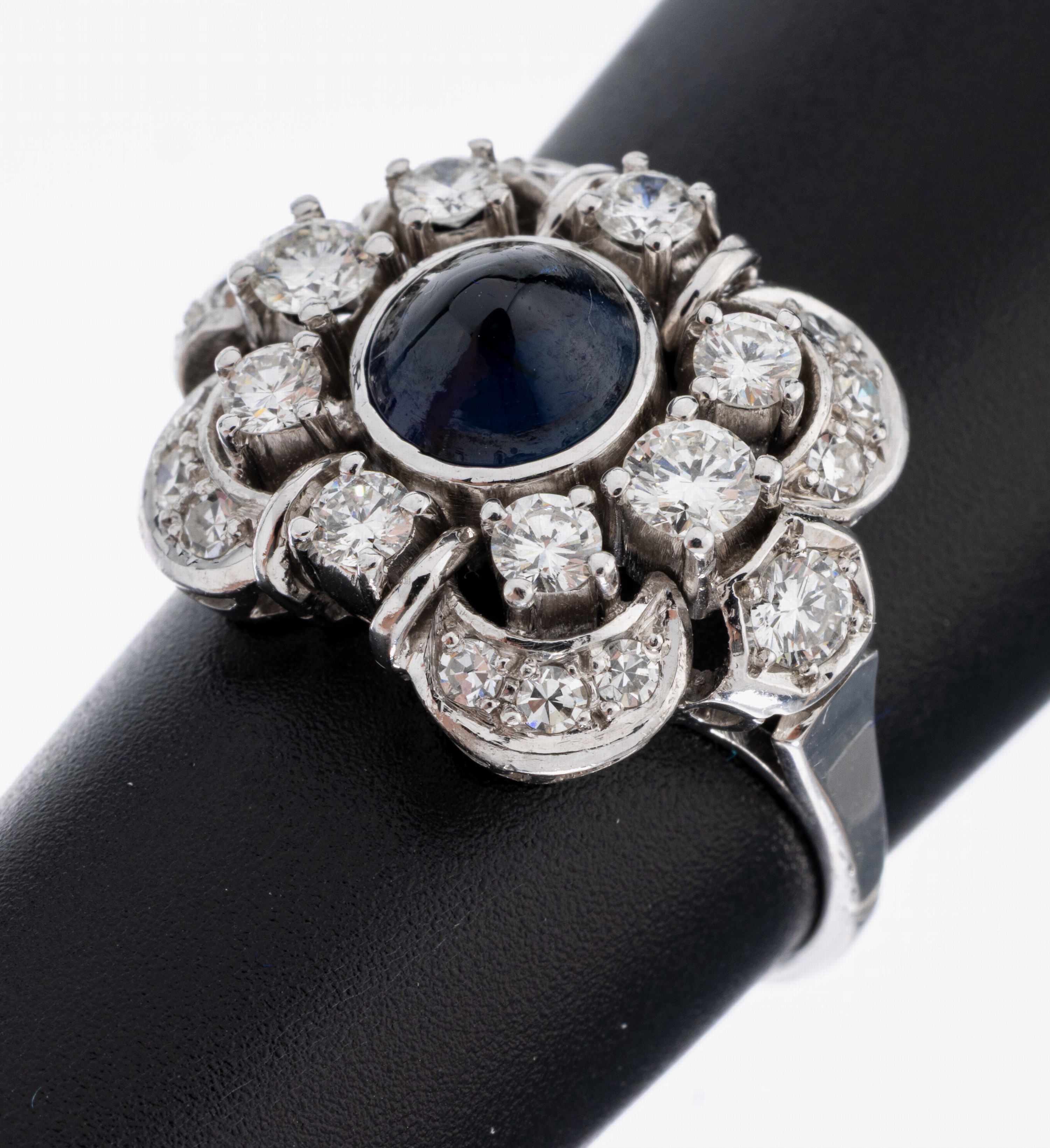 Image 27048005 - 14 kt Gold Saphir-Diamant-Ring, 1950er-60er Jahre, WG 585/000, mittig Saphir-Cabochon ...