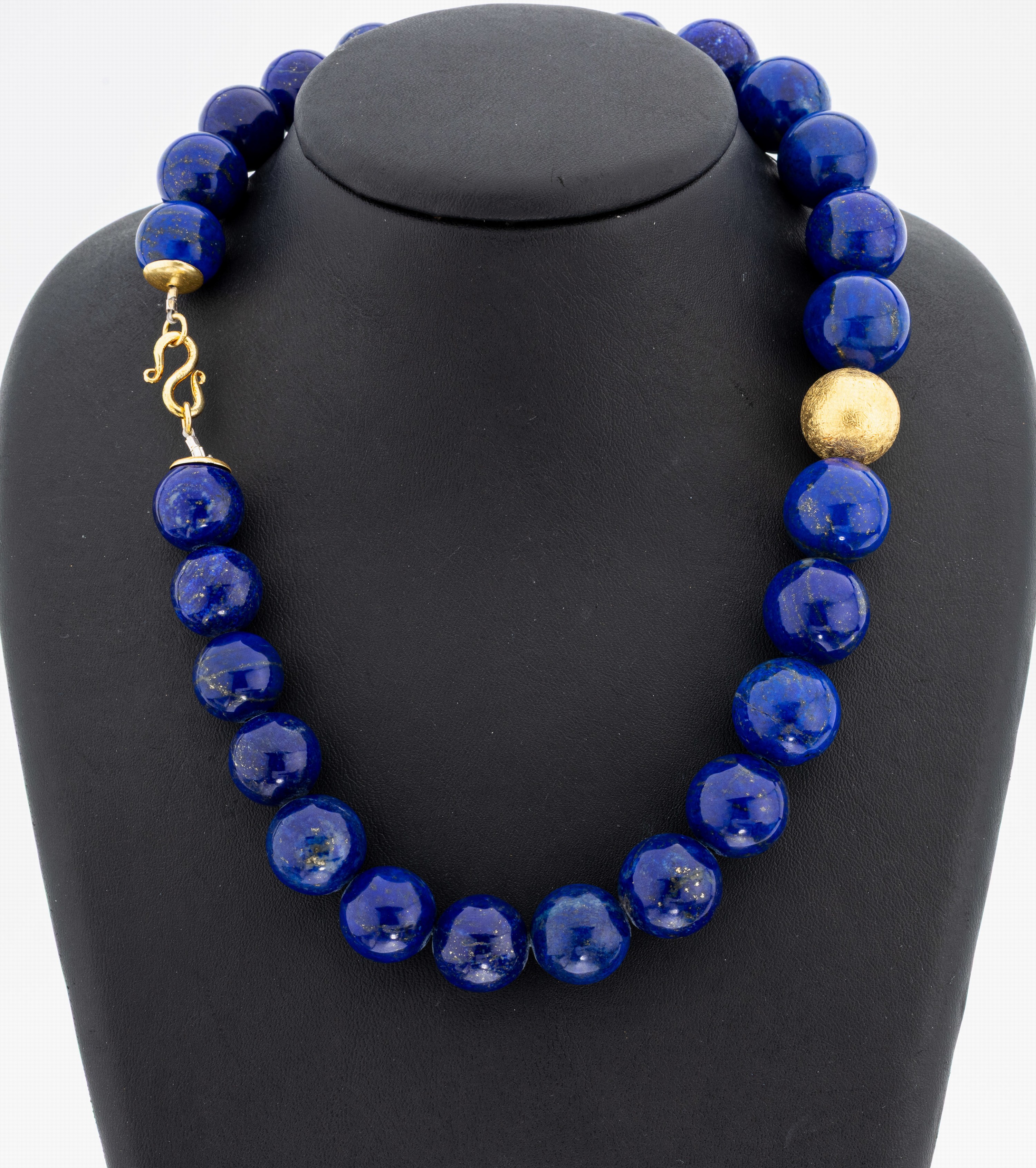 Image 27048007 - Lapis lazuli-necklace , lapis lazuli- spheres, diam. approx. 15-17.9 mm, middle sphere ...